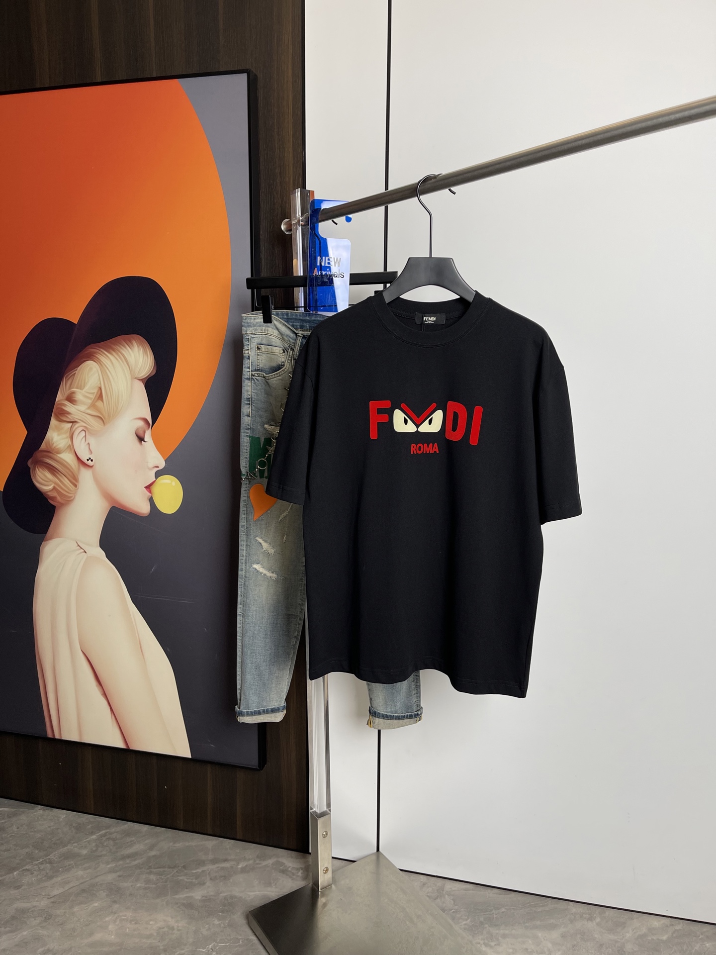 NO:132234,Fendi's new short-sleeved T-shirt in spring and summer 2025, one to one original printing. Three standards are all!  Simple and versatile style. Pure cotton fabric. Breathable and comfortable to wear!  Black and white, slightly wide style. The same style as men and women!  The number of codes M-XXL M codes can be worn up to 140 kilograms!  The L size can be worn 155 catties, and the XXL size can be worn to about 200 catties!  ,fendi,T-shirt,tees,t-shirt,alexander wang19860909芬迪2025春夏新品短袖T恤,一比一原版印花.三标齐 ！简约百搭款.纯棉面料.穿着透气舒适！黑白两色 微阔版型.男女同款！码数M-XXL M码可以穿到140斤！L码可以穿155斤 XXL码可以穿到200斤左右！,,fendi,T-shirt,tees，t-shirt,alexander wang,Men's clothing