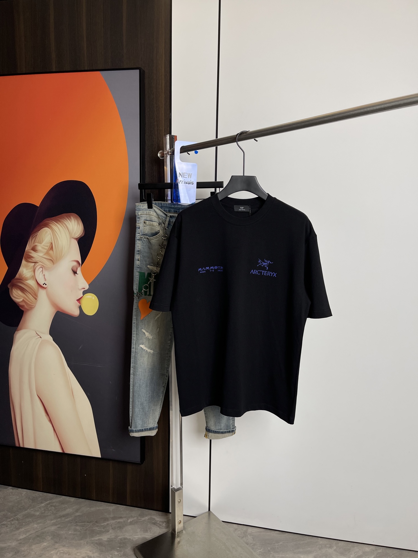 NO:132237,Archaeopteryx's new short-sleeved T-shirt in spring and summer 2025, one to one original printing. Three standards are in line!  Simple and versatile style. Pure cotton fabric. Breathable and comfortable to wear!  Black and white, slightly wide style. The same style as men and women!  The number of codes M-XXL M codes can be worn up to 140 kilograms!  The L size can be worn 155 catties, and the XXL size can be worn to about 200 catties!  ,arc'teryx,T-shirt,tees,t-shirt,alexander wang19860909始祖鸟2025春夏新品短袖T恤,一比一原版印花.三标齐 ！简约百搭款.纯棉面料.穿着透气舒适！黑白两色 微阔版型.男女同款！码数M-XXL M码可以穿到140斤！L码可以穿155斤 XXL码可以穿到200斤左右！,arc'teryx,T-shirt,tees，t-shirt,alexander wang,Men's clothing