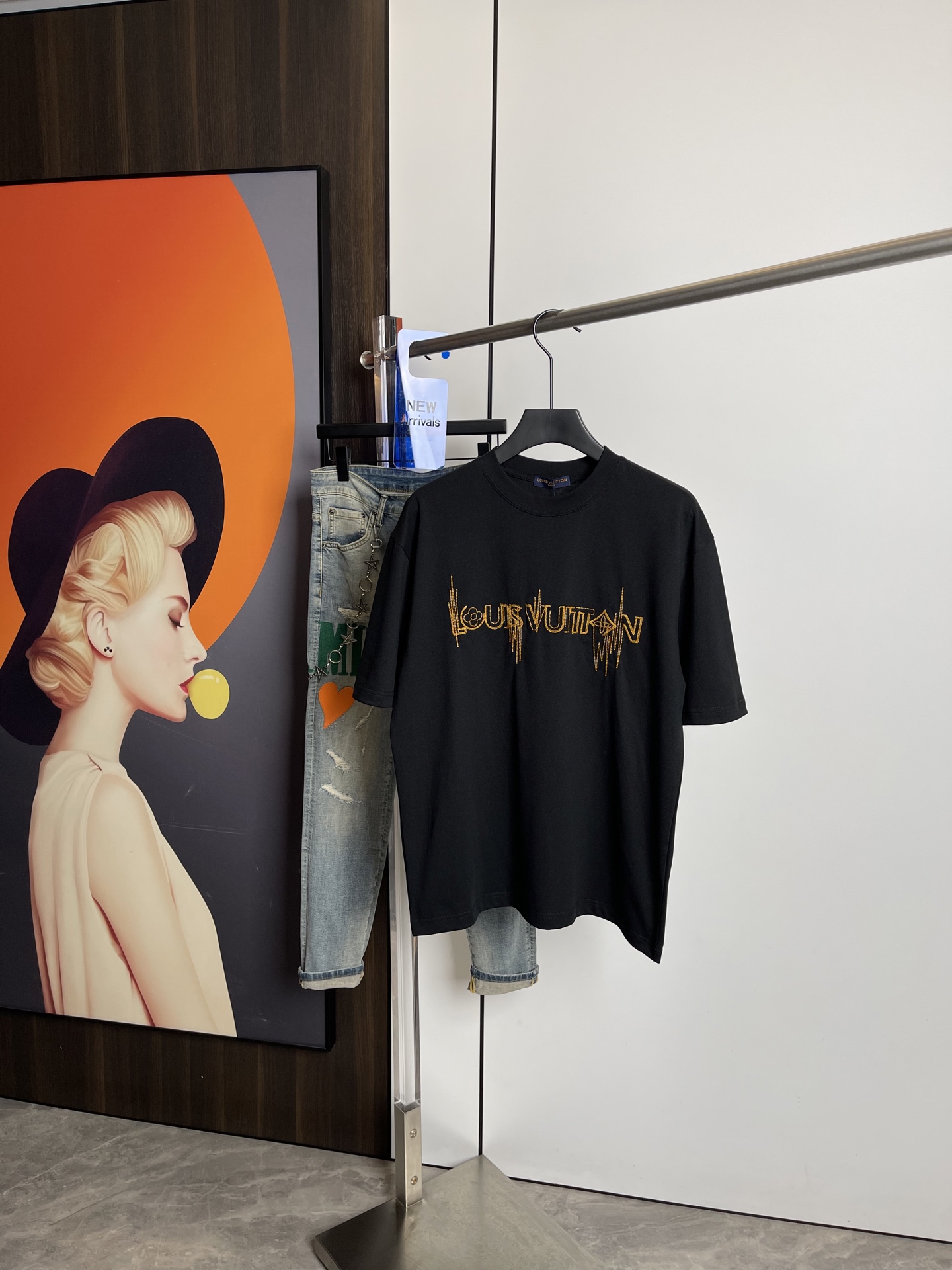 NO:132240,Lv2025 spring and summer new short-sleeved T-shirt, one to one original embroidery print. Three standards are in line!  Simple and versatile style. Pure cotton fabric. Breathable and comfortable to wear!  Black and white, slightly wide style. The same style as men and women!  The number of codes M-XXL M codes can be worn up to 140 kilograms!  The L size can be worn 155 catties, and the XXL size can be worn to about 200 catties!  ,,louis vuitton,T-shirt,tees,t-shirt,alexander wang19860909Lv2025春夏新品短袖T恤,一比一原版刺绣印花.三标齐 ！简约百搭款.纯棉面料.穿着透气舒适！黑白两色 微阔版型.男女同款！码数M-XXL M码可以穿到140斤！L码可以穿155斤 XXL码可以穿到200斤左右！,,louis vuitton,T-shirt,tees，t-shirt,alexander wang,Men's clothing