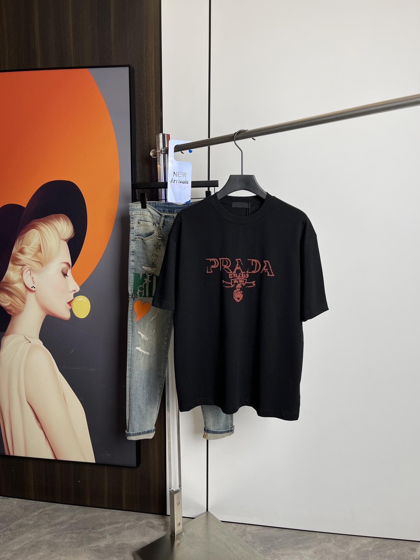 NO:132243,Prada's new short-sleeved T-shirt in spring and summer 2025, one to one original printing. Three standards are all!  Simple and versatile style. Pure cotton fabric. Breathable and comfortable to wear! 黑白两色 微阔版型.男女同款！ 码数M-XXL M码可以穿到140斤！  The L size can be worn 155 catties, and the XXL size can be worn to about 200 catties!  ,,prada,T-shirt,tees，t-shirt,alexander wang19860909普拉达2025春夏新品短袖T恤,一比一原版印花.三标齐 ！简约百搭款.纯棉面料.穿着透气舒适！黑白两色 微阔版型.男女同款！码数M-XXL M码可以穿到140斤！L码可以穿155斤 XXL码可以穿到200斤左右！,,prada,T-shirt,tees，t-shirt,alexander wang,Men's clothing