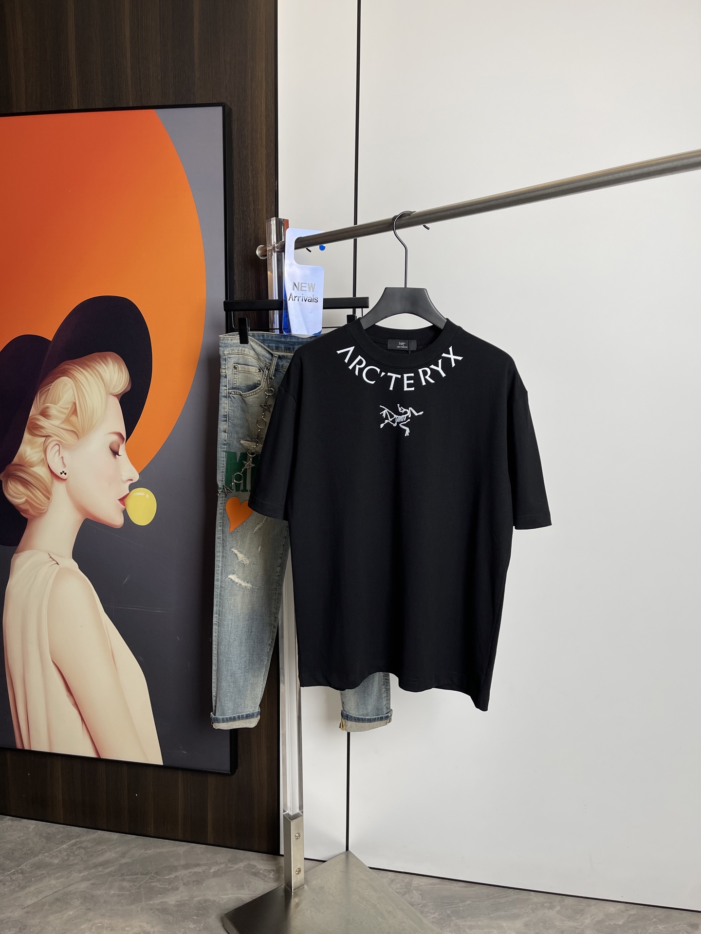 NO:132218,Archaeopteryx's new short-sleeved T-shirt in spring and summer 2025, one to one original printing. Three standards are in line!  Simple and versatile style. Pure cotton fabric. Breathable and comfortable to wear!  Black and white, slightly wide style. The same style as men and women!  The number of codes M-XXL M codes can be worn up to 140 kilograms!  The L size can be worn 155 catties, and the XXL size can be worn to about 200 catties!  ,arc'teryx,T-shirt,tees,t-shirt,alexander wang19860909始祖鸟2025春夏新品短袖T恤,一比一原版印花.三标齐 ！简约百搭款.纯棉面料.穿着透气舒适！黑白两色 微阔版型.男女同款！码数M-XXL M码可以穿到140斤！L码可以穿155斤 XXL码可以穿到200斤左右！,arc'teryx,T-shirt,tees，t-shirt,alexander wang,Men's clothing