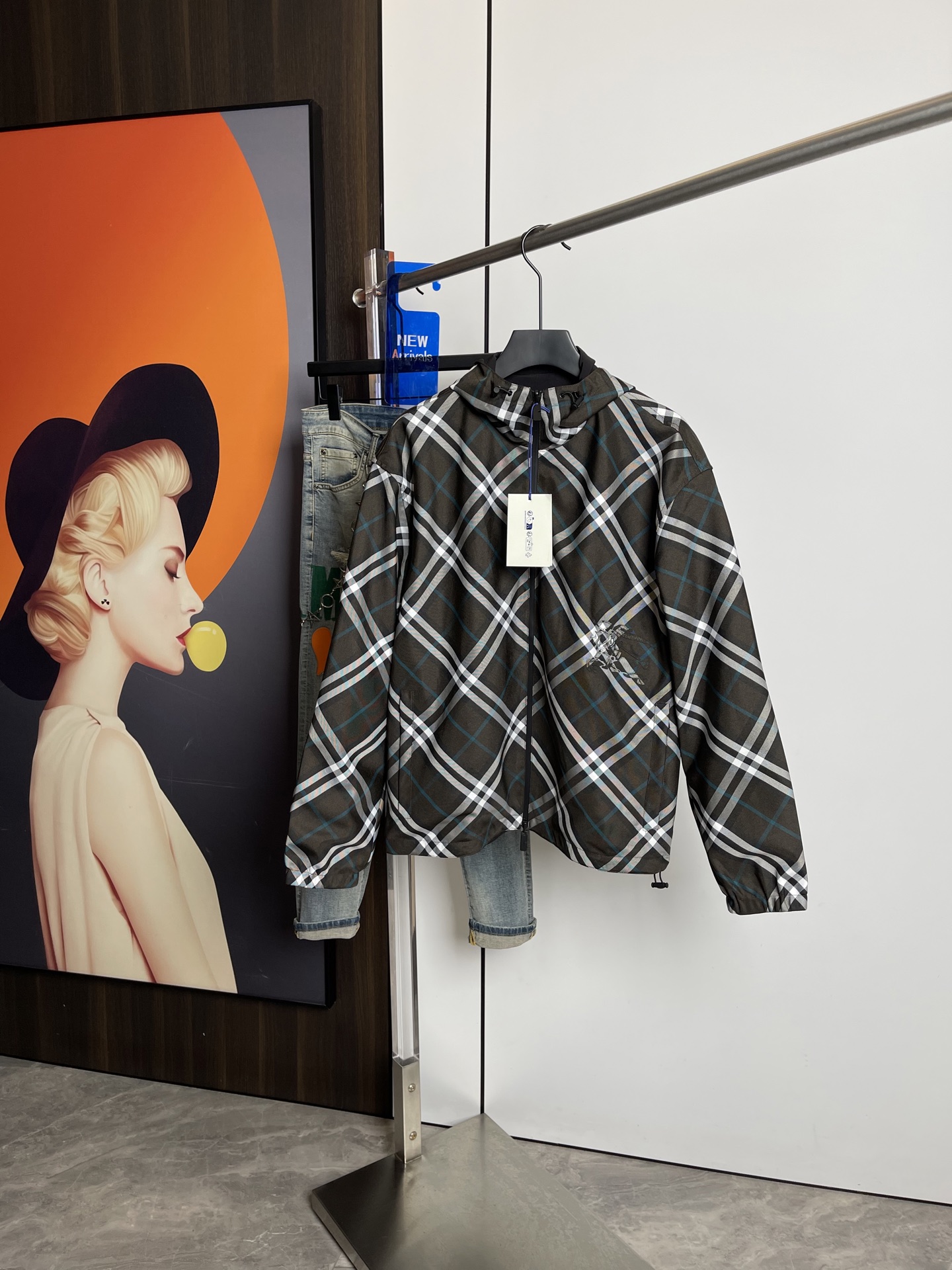 NO:132221,The new Burberry double-sided hooded jacket for spring 2025. The same style on the official website, complete with three standards! Fashionable and casual high-end version! The counter custom fabric is breathable and comfortable, the details are impeccable, the brand element design concept reflects high quality. The feel is delicate and soft! It presents casual cut, and the upper body style is excellent! Size M-3XL, burberry, jackets & coats, hats, alexander wang198609092025春季新款巴宝莉双面穿连帽外套.官网同款,三标齐全!时尚休闲高端版本!专柜定制面料透气舒适度高,细节无可挑剔,品牌元素设计理念,体现高品质.手感细腻柔软!呈现休闲裁剪,上身版型超赞! 尺码M-3XL,,burberry,jackets & coats,hats,alexander wang,Men's clothing