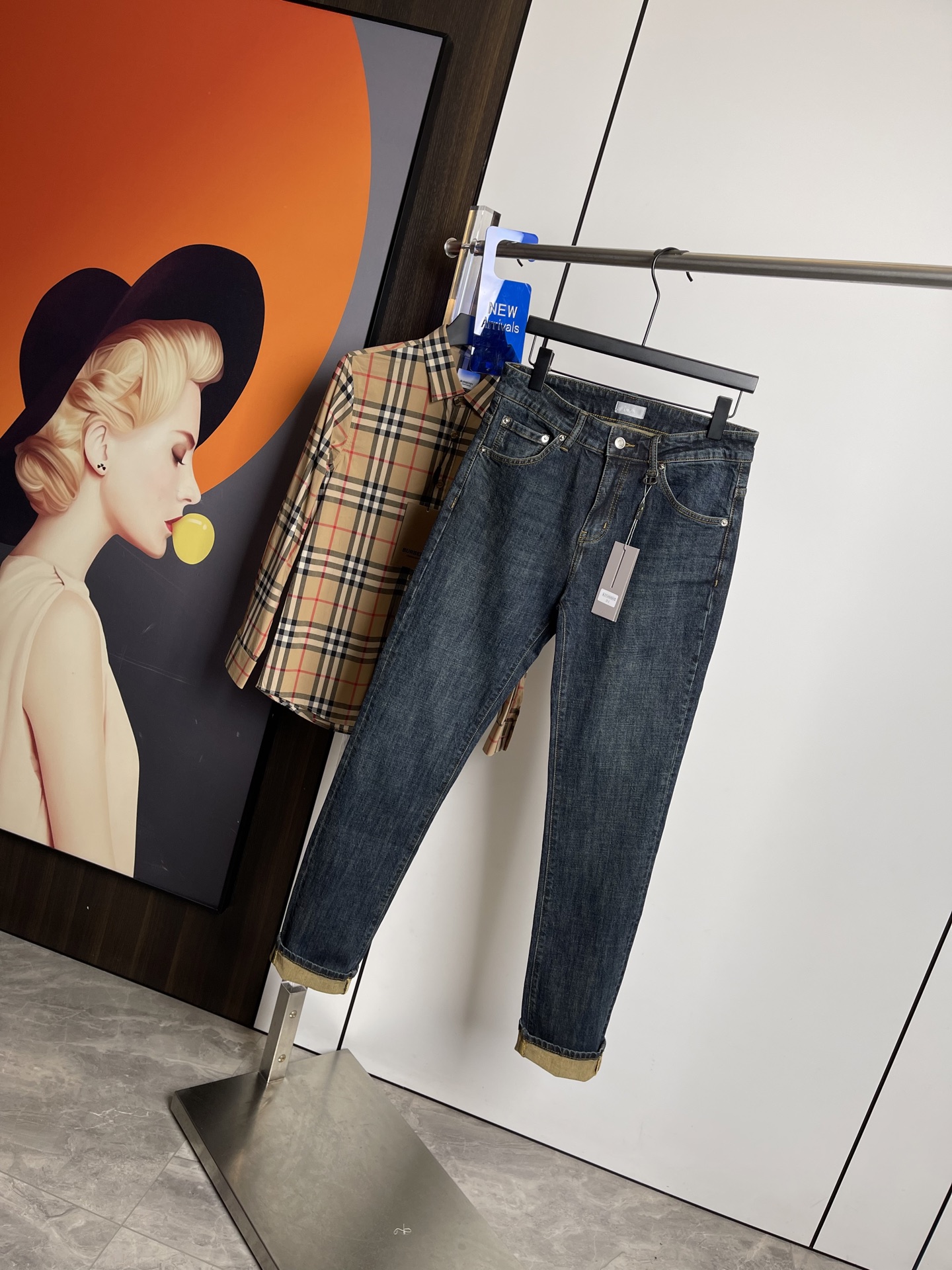 NO:140534,Dior2025 spring and summer new style, original single ruthless jeans, original hardware leather card!  The style is super formal. It is slim and not tight, and it is super stylish. Original customized washing denim fabric, original hardware and auxiliary materials are molded!  Very handsome on the upper body!  Number of codes 29-3635, Dior, Jeans, Alexander wang19860909Dior2025春夏新款 原单狠货牛仔裤,原版五金皮牌 ！版型超正.修身不紧身,超级有范,原版定制水洗牛仔面料,原版五金辅料开模！上身帅气十足！码数29-3635,,dior,jeans,alexander wang,Men's clothing