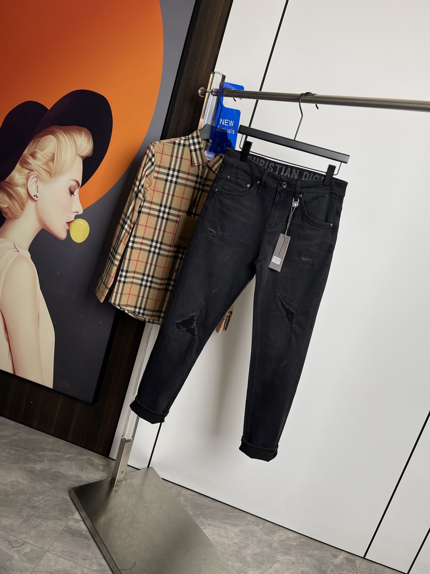 NO:140546,Dior2025 spring and summer new style, original single ruthless jeans, original hardware leather card!  The style is super formal. It is slim and not tight, and it is super stylish. Original customized washing denim fabric, original hardware and auxiliary materials are molded!  Very handsome on the upper body!  Number of codes 29-3635, Dior, Jeans, Alexander wang19860909Dior2025春夏新款 原单狠货牛仔裤,原版五金皮牌 ！版型超正.修身不紧身,超级有范,原版定制水洗牛仔面料,原版五金辅料开模！上身帅气十足！码数29-3635,,dior,jeans,alexander wang,Men's clothing