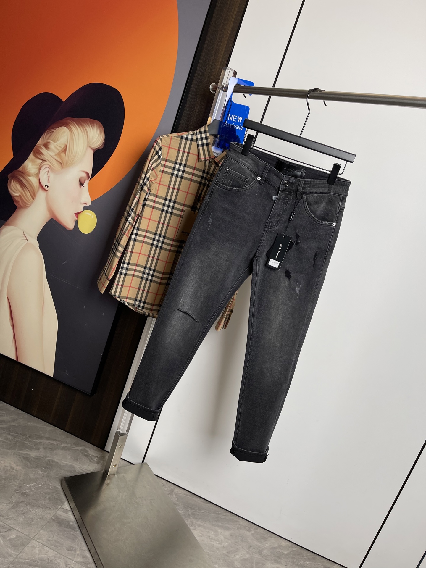 NO:140549,D&G 2025 Spring and Summer New Style Original Single Ruthless Jeans, Original Hardware Leather Card!  The style is super formal. It is slim and not tight, and it is super stylish. Original customized washing denim fabric, original hardware and auxiliary materials are molded!  Very handsome on the upper body!  Number of codes 29-3635, Dolce & Gabbana, jeans, alexander wang19860909D&G 2025春夏新款 原单狠货牛仔裤,原版五金皮牌 ！版型超正.修身不紧身,超级有范,原版定制水洗牛仔面料,原版五金辅料开模！上身帅气十足！码数29-3635,,Dolce&Gabbana,jeans,alexander wang,Men's clothing