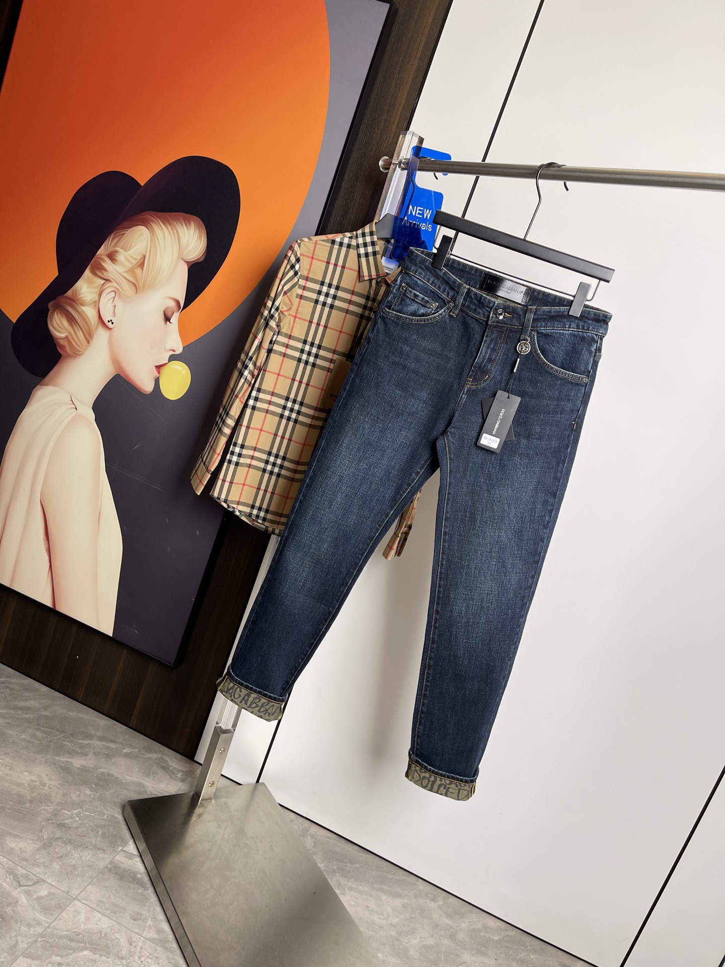 NO:140527,D&G 2025 Spring and Summer New Style Original Single Ruthless Jeans, Original Hardware Leather Card!  The style is super formal. It is slim and not tight, and it is super stylish. Original customized washing denim fabric, original hardware and auxiliary materials are molded!  Very handsome on the upper body!  Number of codes 29-3635, Dolce & Gabbana, jeans, alexander wang19860909D&G 2025春夏新款 原单狠货牛仔裤,原版五金皮牌 ！版型超正.修身不紧身,超级有范,原版定制水洗牛仔面料,原版五金辅料开模！上身帅气十足！码数29-3635,,Dolce&Gabbana,jeans,alexander wang,Men's clothing