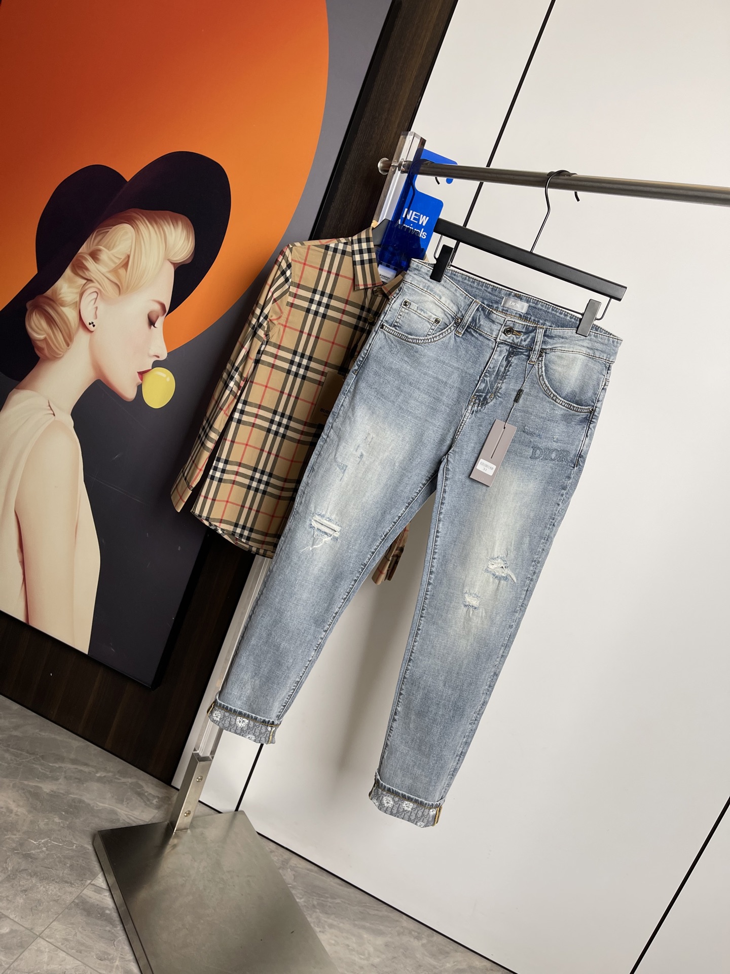 NO:140530,Dior2025 spring and summer new style, original single ruthless jeans, original hardware leather card!  The style is super formal. It is slim and not tight, and it is super stylish. Original customized washing denim fabric, original hardware and auxiliary materials are molded!  Very handsome on the upper body!  Number of codes 29-3635, Dior, Jeans, Alexander wang19860909Dior2025春夏新款 原单狠货牛仔裤,原版五金皮牌 ！版型超正.修身不紧身,超级有范,原版定制水洗牛仔面料,原版五金辅料开模！上身帅气十足！码数29-3635,,dior,jeans,alexander wang,Men's clothing