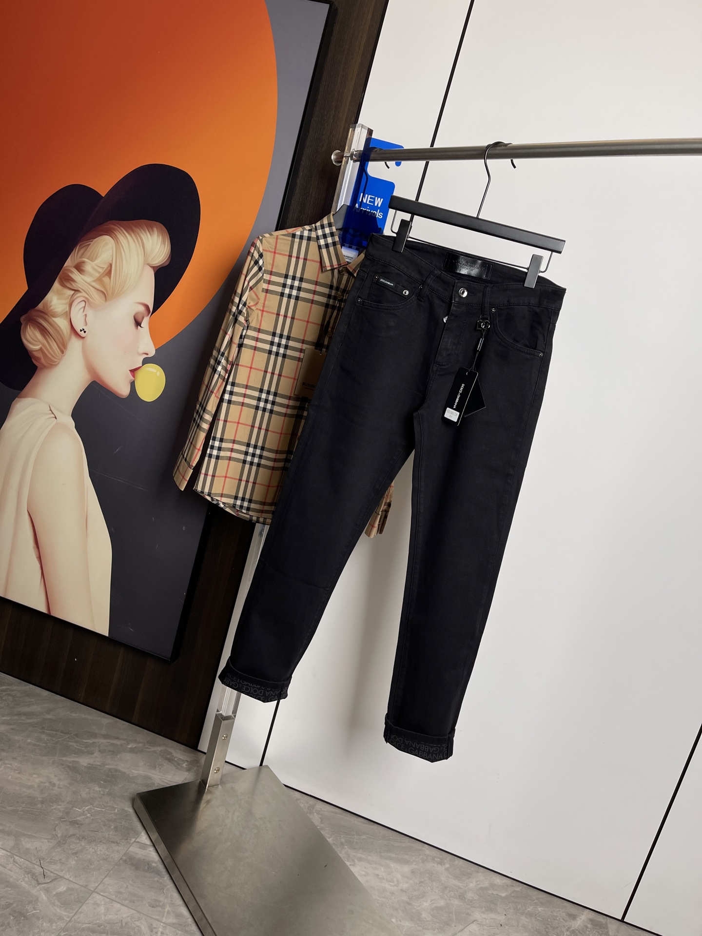 NO:140533,D&G 2025 Spring and Summer New Style Original Single Ruthless Jeans, Original Hardware Leather Card!  The style is super formal. It is slim and not tight, and it is super stylish. Original customized washing denim fabric, original hardware and auxiliary materials are molded!  Very handsome on the upper body!  Number of codes 29-3635, Dolce & Gabbana, jeans, alexander wang19860909D&G 2025春夏新款 原单狠货牛仔裤,原版五金皮牌 ！版型超正.修身不紧身,超级有范,原版定制水洗牛仔面料,原版五金辅料开模！上身帅气十足！码数29-3635,,Dolce&Gabbana,jeans,alexander wang,Men's clothing