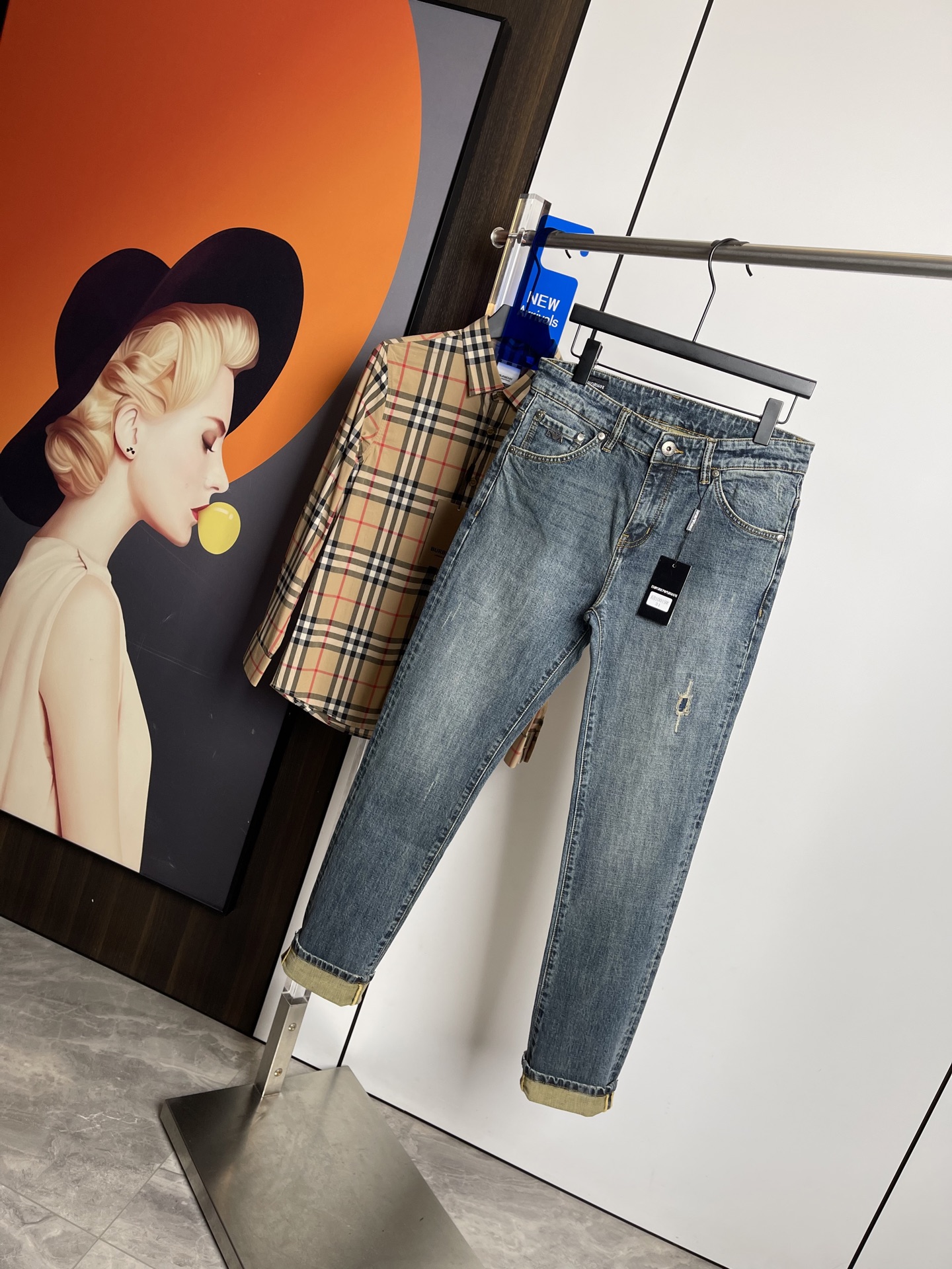 NO:140536,Armani's new spring and summer 2025 original single jeans, original hardware leather card!  The style is super formal. It is slim and not tight, and it is super stylish. Original customized washing denim fabric, original hardware and auxiliary materials are molded!  Very handsome on the upper body!  Number of codes 29-3635, Armani, jeans, alexander wang19860909阿玛尼2025春夏新款 原单狠货牛仔裤,原版五金皮牌 ！版型超正.修身不紧身,超级有范,原版定制水洗牛仔面料,原版五金辅料开模！上身帅气十足！码数29-3635,,armani,jeans,alexander wang,Men's clothing