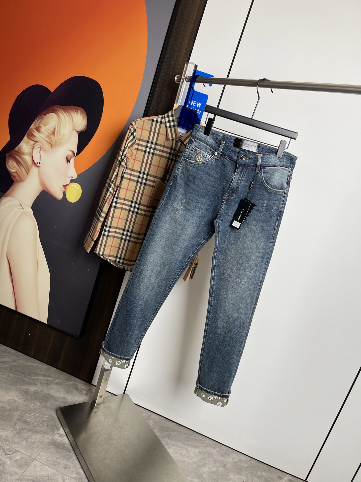 NO:140542,D&G 2025 Spring and Summer New Style Original Single Ruthless Jeans, Original Hardware Leather Card!  The style is super formal. It is slim and not tight, and it is super stylish. Original customized washing denim fabric, original hardware and auxiliary materials are molded!  Very handsome on the upper body!  Number of codes 29-3635, Dolce & Gabbana, jeans, alexander wang19860909D&G 2025春夏新款 原单狠货牛仔裤,原版五金皮牌 ！版型超正.修身不紧身,超级有范,原版定制水洗牛仔面料,原版五金辅料开模！上身帅气十足！码数29-3635,,Dolce&Gabbana,jeans,alexander wang,Men's clothing