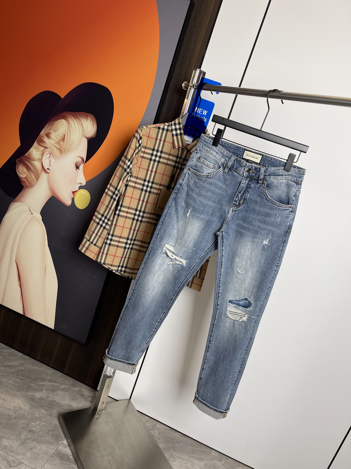 “Paris Family 2025: New Summer Book Featuring Bad Jeans and Original Hardware” - 图片 1
