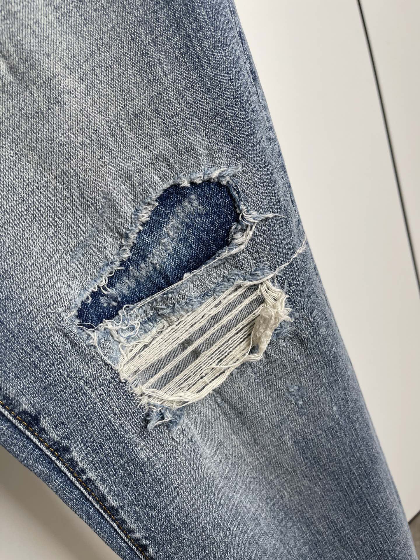 “Paris Family 2025: New Summer Book Featuring Bad Jeans and Original Hardware” - 图片 6