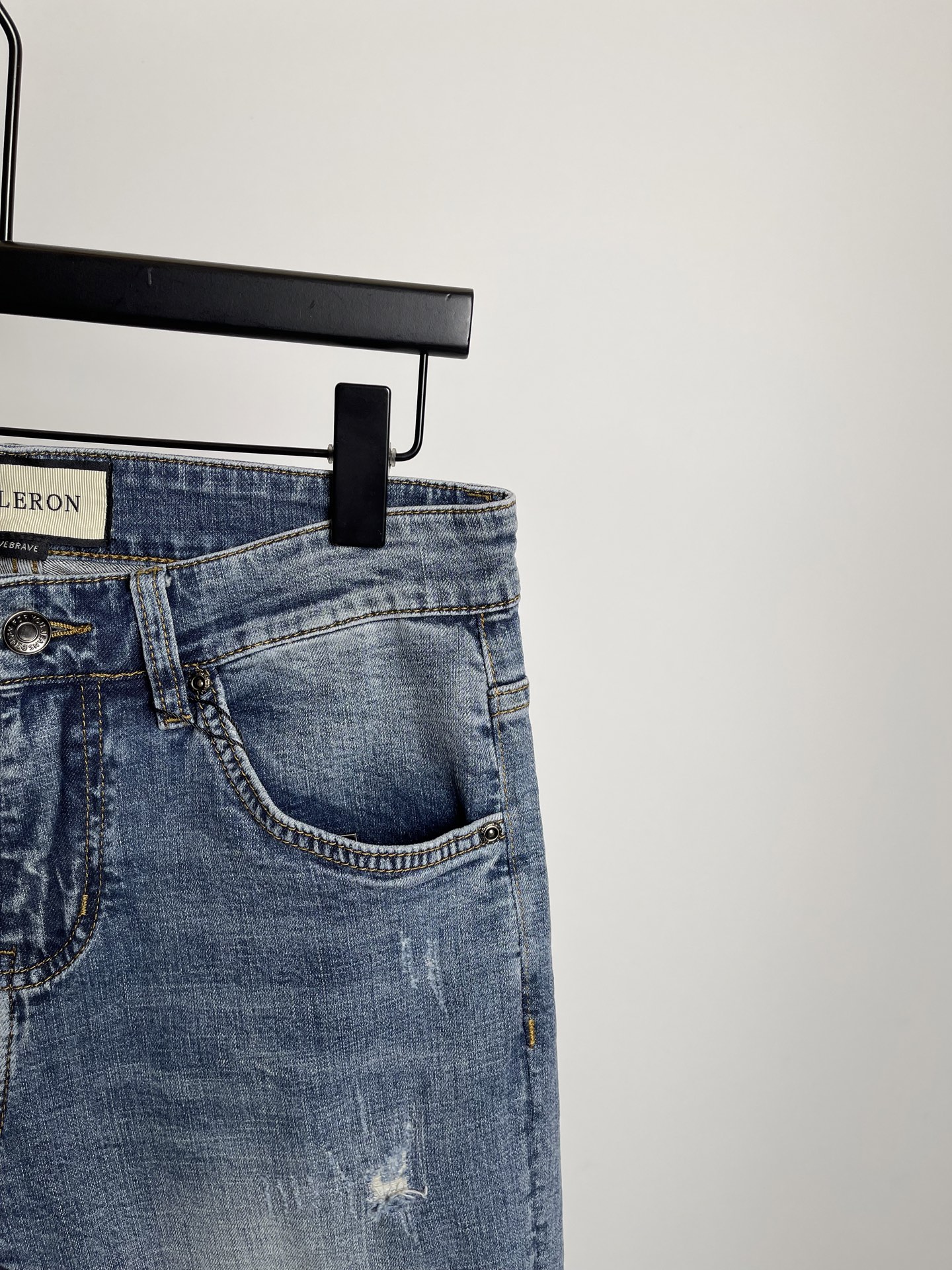“Paris Family 2025: New Summer Book Featuring Bad Jeans and Original Hardware” - 图片 4