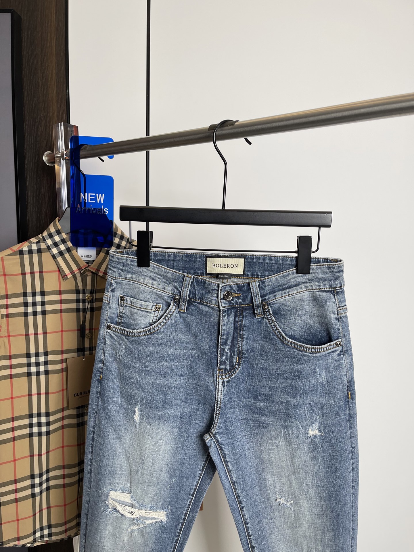“Paris Family 2025: New Summer Book Featuring Bad Jeans and Original Hardware” - 图片 3