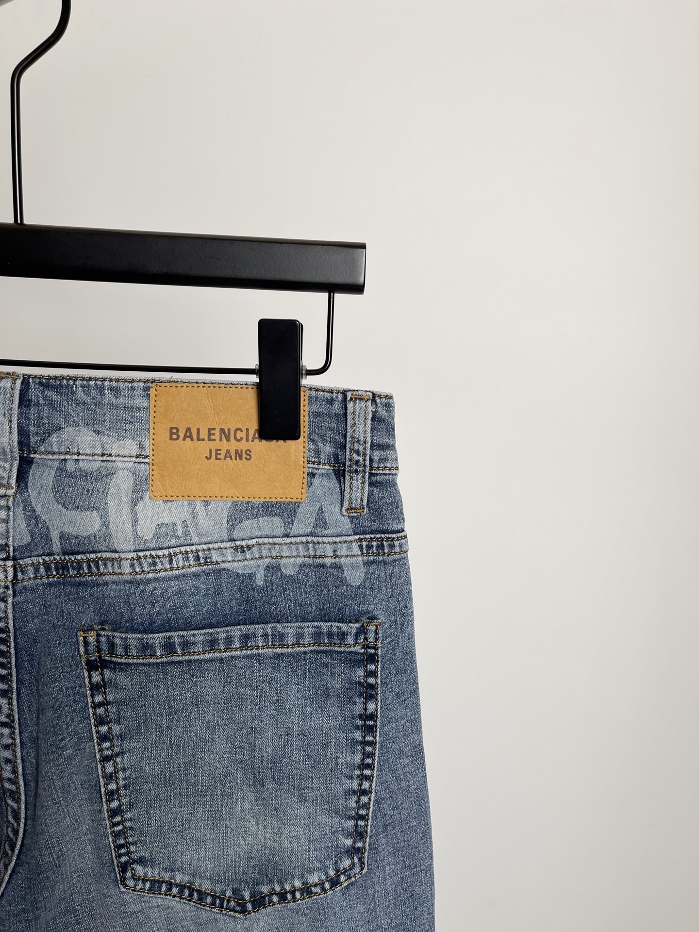 “Paris Family 2025: New Summer Book Featuring Bad Jeans and Original Hardware” - 图片 9