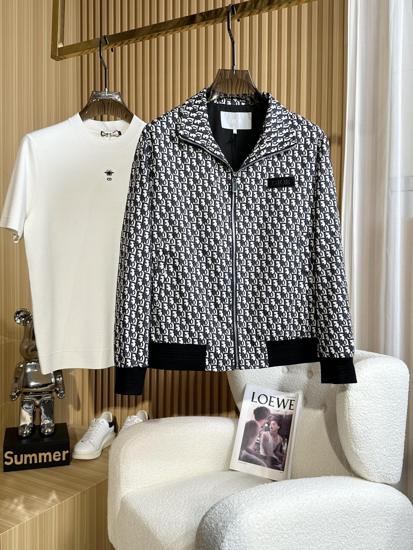 NO:115917,Dior 2025 spring new jacket jacket, the new product on the show is perfect, comfortable and warm, the three standards are complete in color and full and attractive, and the very outstanding design easily advances the sense of fashion, the workmanship is extremely exquisite and rigorous, and the wiring is neat and meticulous!  A masterpiece of a big-name designer!  The upper body doesn't look bloated and super handsome!  Spot code M ~ XXXL,,dior,jackets & coats,jackets & coats,alexander wang19860909迪奥 2025春季新款夹克外套,秀场新品品相非常完美,舒适保暖,三标齐全色泽饱满诱人,非常出彩的设计,轻松将时髦感进阶,做工极为考究严谨,走线工整细致！大牌设计师巨作！上身不显臃肿、超级帅气！现货码数M ～ XXXL,,dior,jackets & coats,jackets & coats,alexander wang,Men's clothing