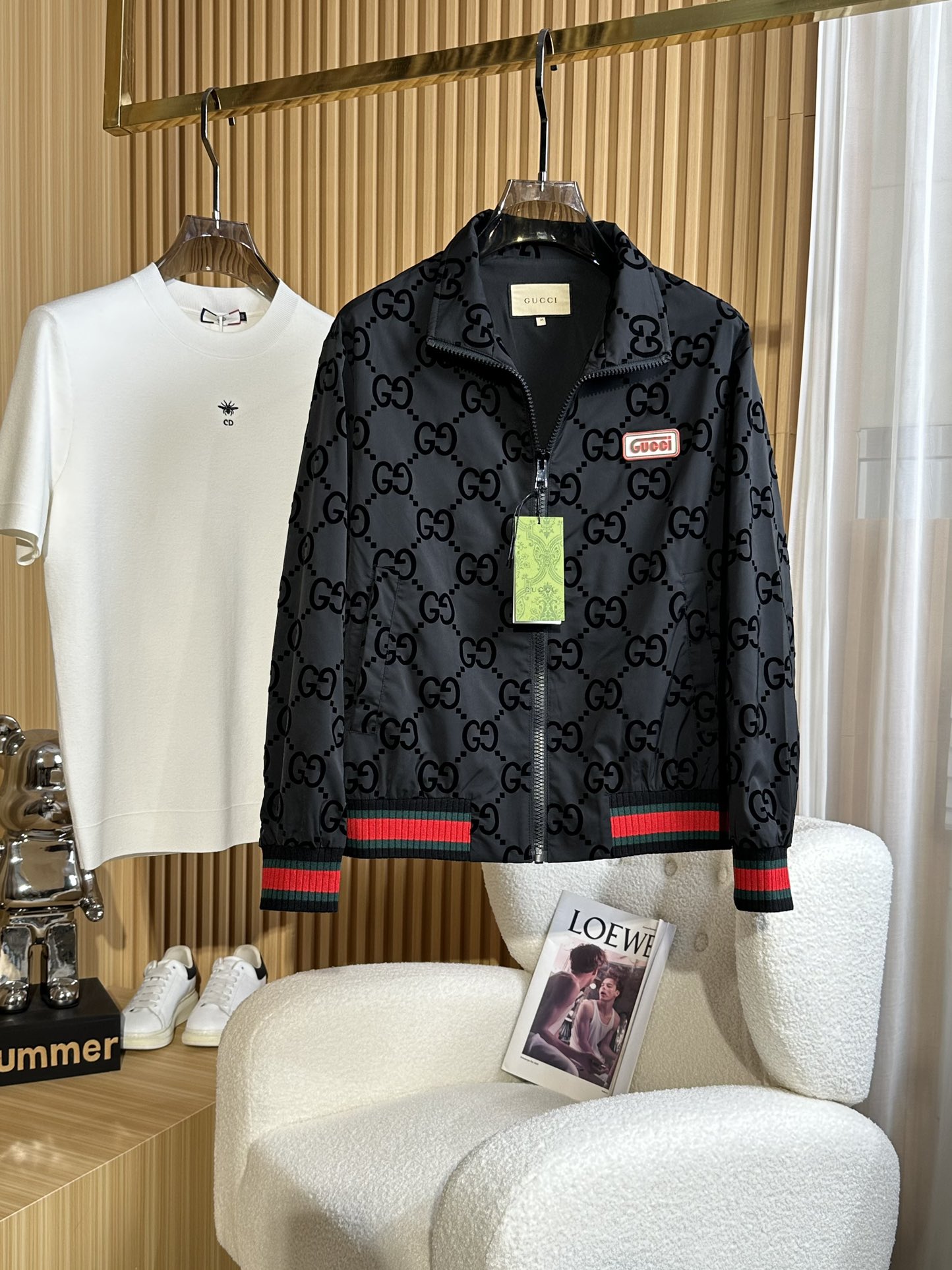 NO:115920,Guqi 2025 spring new jacket jacket, the new product on the show is perfect, comfortable and warm, the three standards are complete in color and full and attractive, and the very outstanding design easily advances the sense of fashion, the workmanship is extremely exquisite and rigorous, and the wiring is neat and meticulous!  A masterpiece of a big-name designer!  The upper body doesn't look bloated and super handsome!  Spot code M ~ XXXL,,jackets & coats,jackets & coats,alexander wang19860909古奇 2025春季新款夹克外套,秀场新品品相非常完美,舒适保暖,三标齐全色泽饱满诱人,非常出彩的设计,轻松将时髦感进阶,做工极为考究严谨,走线工整细致！大牌设计师巨作！上身不显臃肿、超级帅气！现货码数M ～ XXXL,,jackets & coats,jackets & coats,alexander wang,Men's clothing