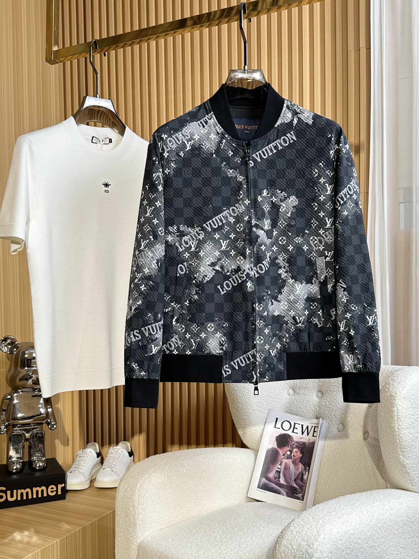 NO:115942,LV 2025 spring new jacket jacket, the new product on the show is perfect, comfortable and warm, the three standards are complete in color and full and attractive, and the very outstanding design easily advances the sense of fashion, the workmanship is extremely exquisite and rigorous, and the wiring is neat and meticulous!  A masterpiece of a big-name designer!  The upper body doesn't look bloated and super handsome!  Spot code M ~ XXXL,,louis vuitton,jackets & coats,jackets & coats,alexander wang19860909LV 2025春季新款夹克外套,秀场新品品相非常完美,舒适保暖,三标齐全色泽饱满诱人,非常出彩的设计,轻松将时髦感进阶,做工极为考究严谨,走线工整细致！大牌设计师巨作！上身不显臃肿、超级帅气！现货码数M ～ XXXL,,louis vuitton,jackets & coats,jackets & coats,alexander wang,Men's clothing