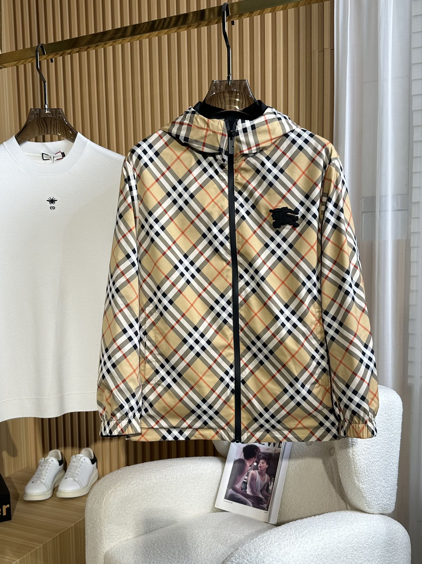 NO:115923,Burberry double-sided wear, 2025 spring new jacket jacket, the new product on the show is perfect, comfortable and warm, the three-standard complete colors and full and attractive, and the very outstanding design easily advances the sense of fashion, the workmanship is extremely exquisite and rigorous, and the wiring is neat and meticulous!  A masterpiece of a big-name designer!  The upper body doesn't look bloated and super handsome!  Spot code M ~ XXXL,,burberry,jackets & coats,jackets & coats,alexander wang19860909巴宝莉 双面穿,2025春季新款夹克外套,秀场新品品相非常完美,舒适保暖,三标齐全色泽饱满诱人,非常出彩的设计,轻松将时髦感进阶,做工极为考究严谨,走线工整细致！大牌设计师巨作！上身不显臃肿、超级帅气！现货码数M ～ XXXL,,burberry,jackets & coats,jackets & coats,alexander wang,Men's clothing