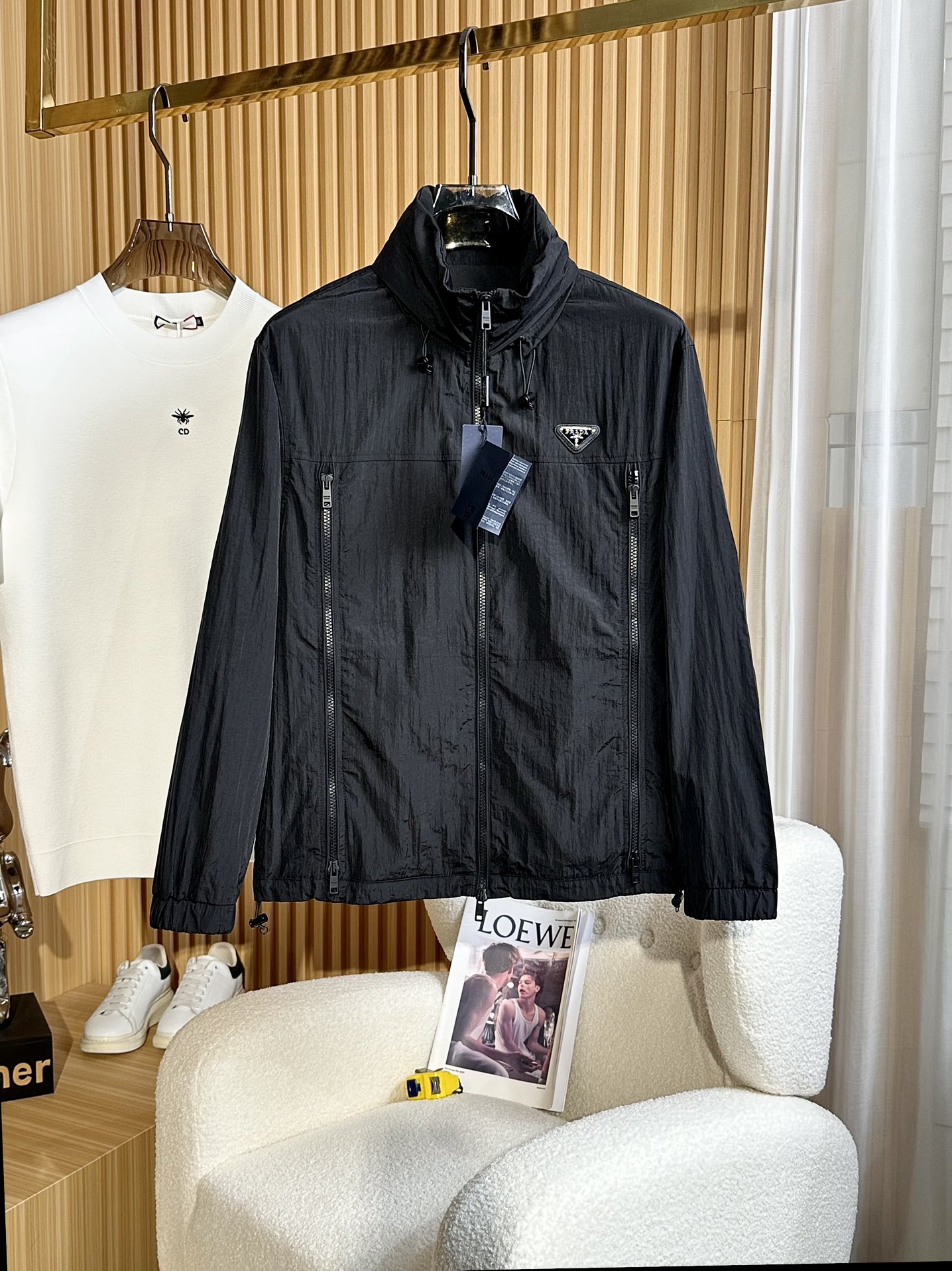 NO:115935,Prada's new spring jacket 2025, the new product on the show is perfect, comfortable and warm, the three-standard complete colors and full and attractive, and the very outstanding design easily advances the sense of fashion. The workmanship is extremely exquisite and rigorous, and the wiring is neat and meticulous!  A masterpiece of a big-name designer!  The upper body doesn't look bloated and super handsome!  Spot code M ~ XXXL,,prada,jackets & coats,jackets & coats,alexander wang19860909普拉达 2025春季新款夹克外套,秀场新品品相非常完美,舒适保暖,三标齐全色泽饱满诱人,非常出彩的设计,轻松将时髦感进阶,做工极为考究严谨,走线工整细致！大牌设计师巨作！上身不显臃肿、超级帅气！现货码数M ～ XXXL,,prada,jackets & coats,jackets & coats,alexander wang,Men's clothing