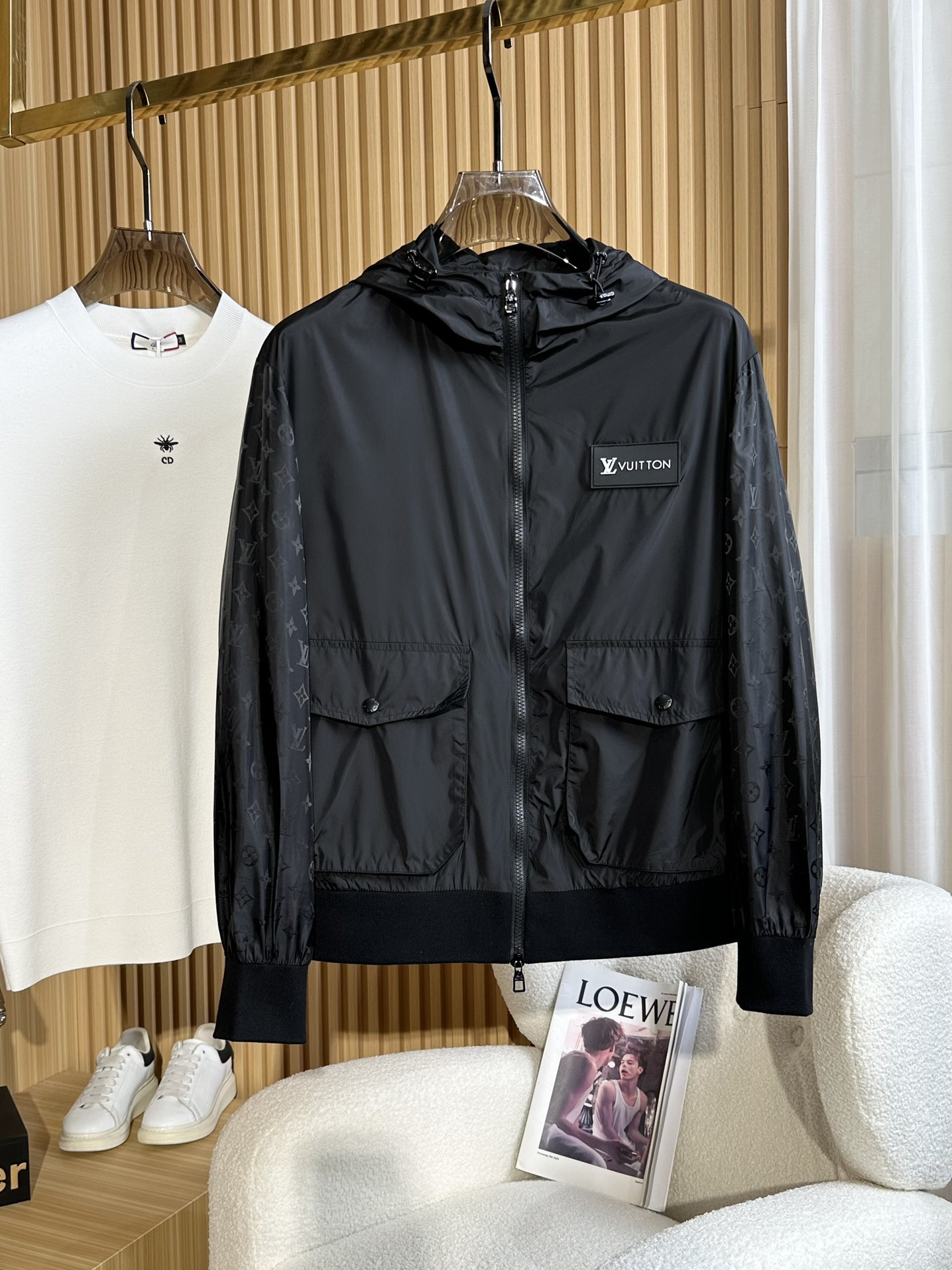 NO:115931,LV 2025 spring new jacket jacket, the new product on the show is perfect, comfortable and warm, the three standards are complete in color and full and attractive, and the very outstanding design easily advances the sense of fashion, the workmanship is extremely exquisite and rigorous, and the wiring is neat and meticulous!  A masterpiece of a big-name designer!  The upper body doesn't look bloated and super handsome!  Spot code M ~ XXXL,,louis vuitton,jackets & coats,jackets & coats,alexander wang19860909LV 2025春季新款夹克外套,秀场新品品相非常完美,舒适保暖,三标齐全色泽饱满诱人,非常出彩的设计,轻松将时髦感进阶,做工极为考究严谨,走线工整细致！大牌设计师巨作！上身不显臃肿、超级帅气！现货码数M ～ XXXL,,louis vuitton,jackets & coats,jackets & coats,alexander wang,Men's clothing