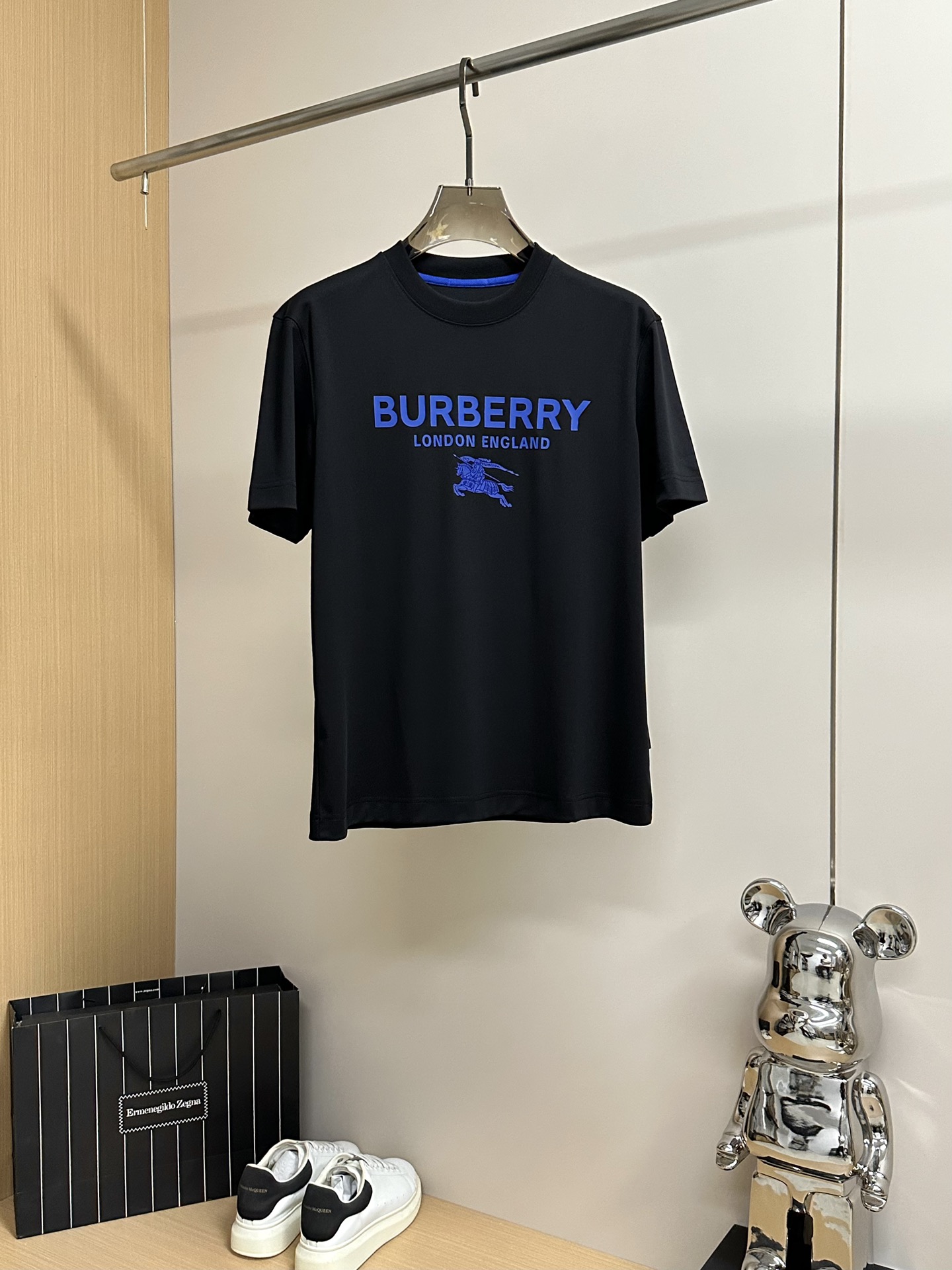 BURBE+巴宝*粒 2025春夏新款男士圆领时尚阔版短袖T桖,
独有的简约时尚感从不落单,英伦时尚依旧掩藏不住.客供74%长绒棉 ➕26%天丝混纺高端定制而成,
料,质地手感完完全全的精品级别.舒适透气清爽百搭.别具一格的高工艺拼色风格开启了BUR的概念传播.
诠释品牌的经典传承.胸前焕然一新的bur经典标识战马徽章 将有创新性的衍生 精湛的压花工艺感体现明显的凸感效果.硬朗结实的质感区别传统印花图案.上身非常时尚帅气!
尺码偏大一码:48-56 最大🉑️穿210斤左右
25D0102-P205
