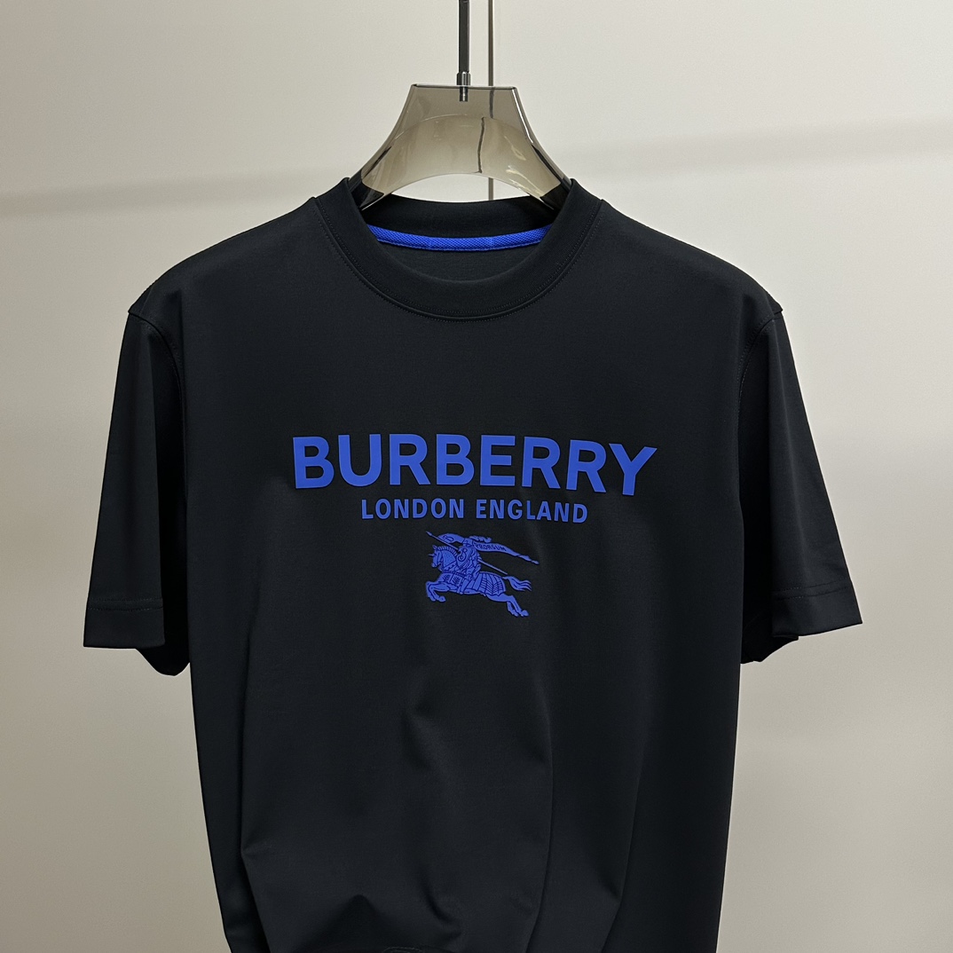 BURBE+巴宝*粒 2025春夏新款男士圆领时尚阔版短袖T桖,
独有的简约时尚感从不落单,英伦时尚依旧掩藏不住.客供74%长绒棉 ➕26%天丝混纺高端定制而成,
料,质地手感完完全全的精品级别.舒适透气清爽百搭.别具一格的高工艺拼色风格开启了BUR的概念传播.
诠释品牌的经典传承.胸前焕然一新的bur经典标识战马徽章 将有创新性的衍生 精湛的压花工艺感体现明显的凸感效果.硬朗结实的质感区别传统印花图案.上身非常时尚帅气!
尺码偏大一码:48-56 最大🉑️穿210斤左右
25D0102-P205
