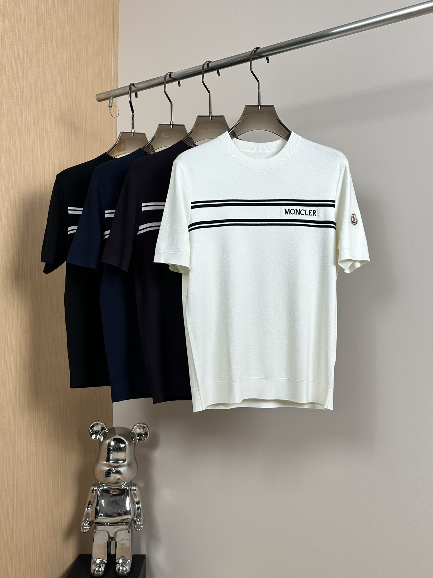 NO:520855,Moncl*Mon*kou 2025FW autumn and winter new products, men's fashionable and casual Laiser wool mulberry silk short-sleeved sweater, fashionable and always attracts attention with a different posture. Customer-supplied Piquet knitted blend fabric, craftsmanship knitted quilting design makes the feel extremely smooth and delicate, without any roughness, and the body is more comfortable and breathable. The classic straight-cut double-needle hem and rib knitted cuffs are neat and create a fashionable and rigorous luxury atmosphere, with a thick and full texture and brilliant luster. Every detail is a reflection of luxury temptation. Color picture Size M-3XL, T-shirt, alexander wang19860909Moncl*蒙*口2025FW秋冬新品 男士时尚休闲莱赛尔绵羊毛桑蚕丝短袖针织衫,时髦感与时俱来,时刻以别样的姿态引人注目.客供Piquet针织混纺面料,工艺针织绗缝设计让手感极为顺滑细腻,无任何粗糙感,着身更为舒爽透气.经典的直裁双针下摆及罗纹针织袖口工整无比营造出时尚严谨的奢华气息,质感厚实饱满,光泽出彩.每一处细节都是奢感诱惑的体现.颜色图色 尺码M-3XL,,T-shirt,alexander wang,Men's clothing