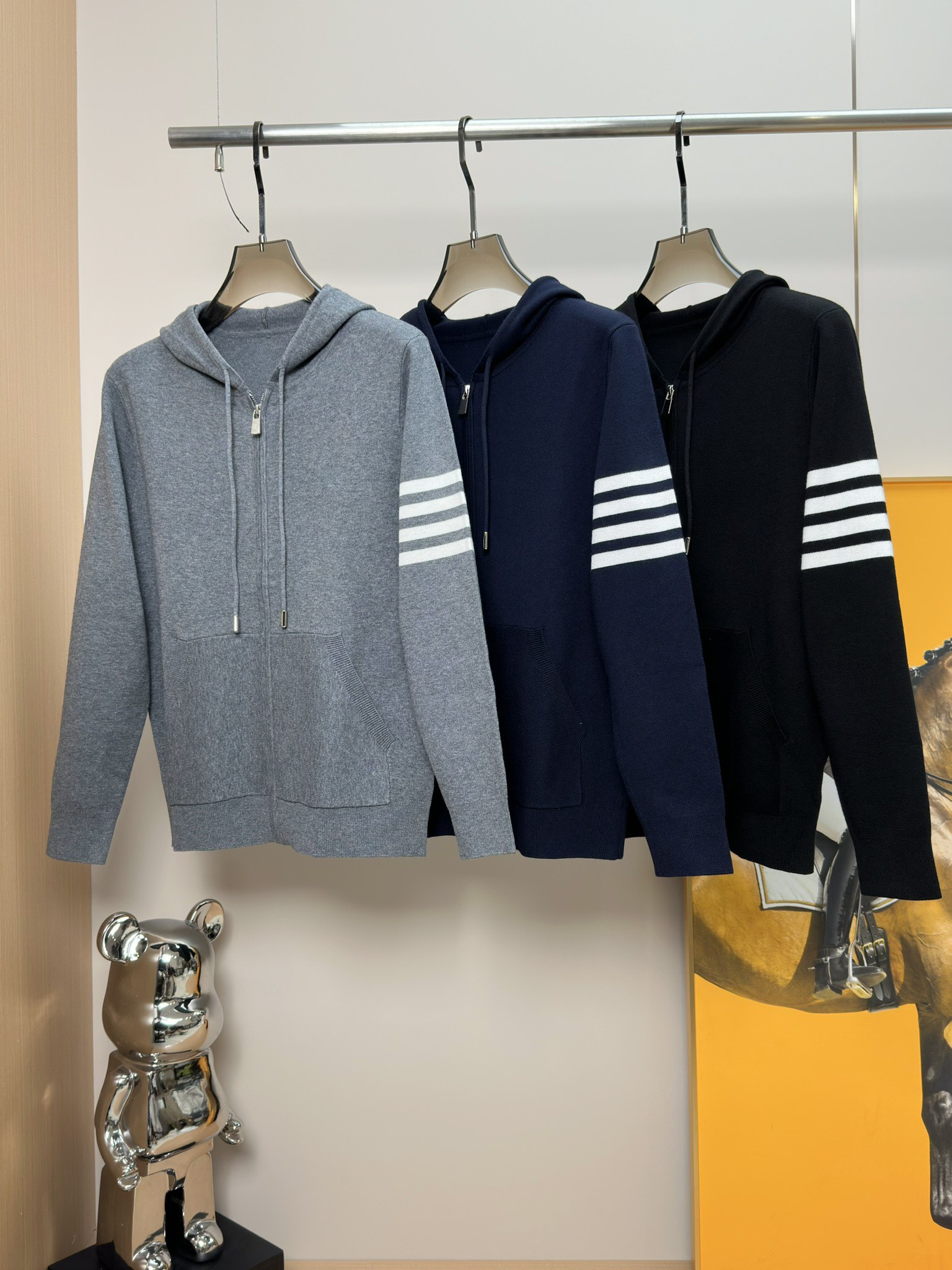 NO:549323,Thom*Brown*Tom&Brown 2025F/W New men's hooded knitted cardigan jacket jacket for autumn and winter. The counter is selling hot items, and all the versatile items that all major fashion buyers and celebrities use. Simple and fashionable, very beautiful, with a gentlemanly look on the upper body. The whole sweater is not only exquisite in texture, but also fine and fine workmanship and neat. The overall beauty and generous ensure that the silhouette of the clothes is not easy to deform. High-end custom fabrics are neither loose nor tight, and have a very good restoration. A fashion item that combines cold resistance and fashion in autumn and winter. Size M-3XL, thom brown, jackets & coats, jackets & coats, sweaters, hats, alexander wang19860909Thom*Brown*汤姆&布朗 2025F/W 秋冬新款男士连帽针织开衫夹克外套.专柜在售爆款单品,各大时尚买手明星人手一件的百搭单品.简单时尚甚是好看,上身绅士范十足.整件毛衣不单纹理工艺精美,走线更是精工细作均匀整齐.整体美观大方保证了衣服的廓形不易变形.高端定制面料,既不会很宽松也不会很紧绷,恢复性非常好.秋冬御寒与时尚兼备的一款时装单品.尺码M-3XL,,thom browne,jackets & coats,jackets & coats,sweaters,hats,alexander wang,Men's clothing