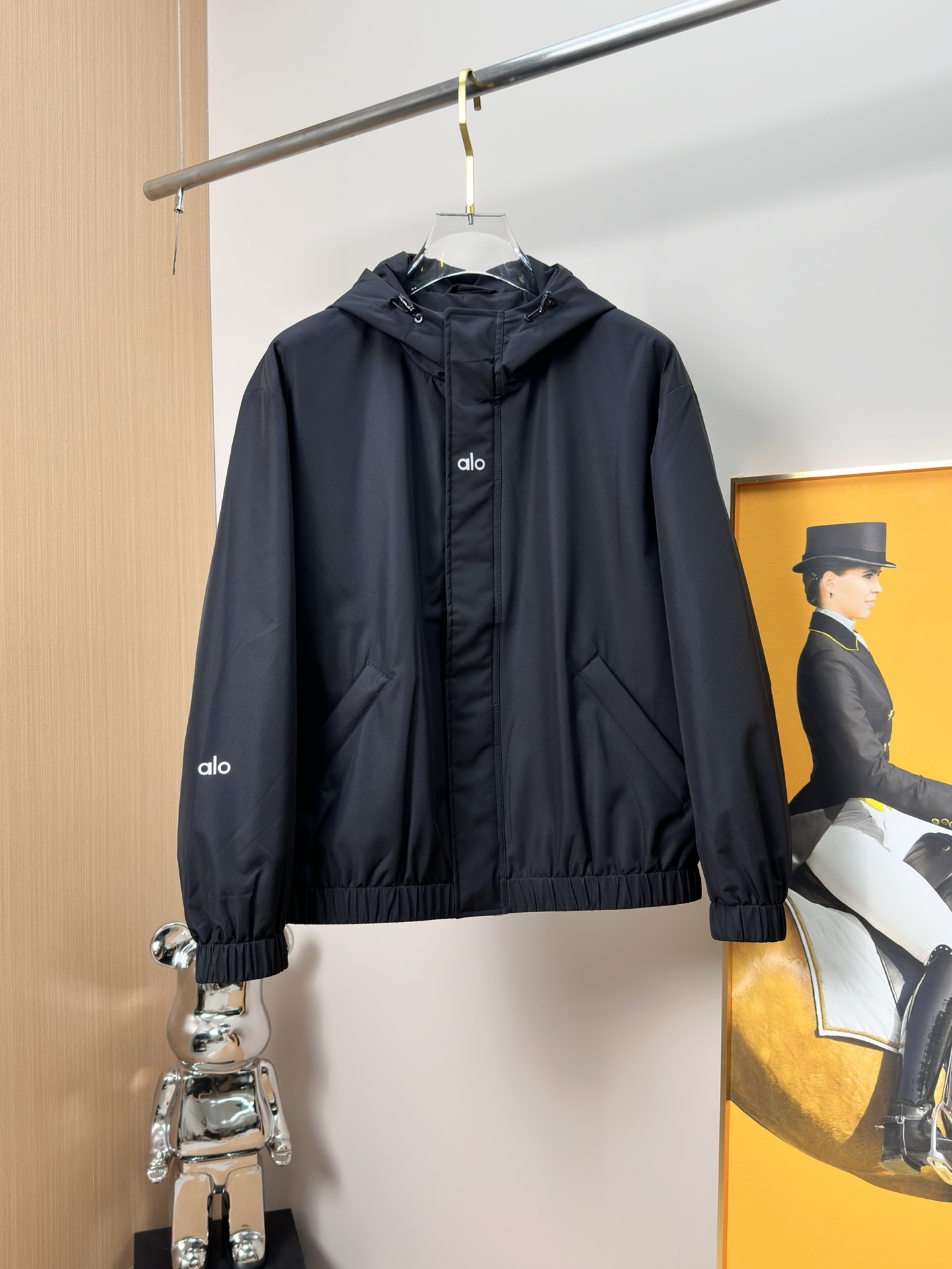 NO:549309,alo* comes from a fashion trend brand, 2025F/W autumn and winter new men's casual hooded jacket jacket. Original single product, right version, original hardware zipper, classic color-blocking letter logo decorative jacket on the chest, very fashionable and stylish. Wearing a simple and capable casual jacket instantly returns to fashionable and domineering, and full of vitality. The most popular simple style design before history, all the fabrics need to be customized, the fabric of the whole piece of clothing is super soft and delicate, and silk cotton is added inside, which is very light and thin, and the slim and fitting tailoring reflects our perfect body shape, which can be easily controlled by fat and thin. Super versatile style, no matter how big or thin, it is suitable for wearing different ages. High street wear styles, essential items for autumn and winter!  Color picture Size M-3XL, maximum wearable up to 190 catties.,, jackets & coats, jackets & coats, hats, alexander wang19860909alo*来自的时尚潮流品牌,2025F/W秋冬新款男士休闲连帽夹克外套. 原单货,对对版,原版五金拉链,胸前经典拼色字母logo装饰夹克外套,非常的时尚有型,穿上简约干练的休闲外套,瞬间重回时髦霸气,又是活力满满的状态.史前最流行的简约风格设计,面料全部需要定制,整件衣服的面料超级柔软细腻,内里添加了蚕丝棉,非常的轻薄保暖,修身合体的剪裁体现出我们完美的体型,无论胖瘦都可以轻松驾驭.超百搭款式,不挑身材的款,适合不同年龄段穿着.高街实穿款,秋冬必备单品！ 颜色图色 尺码M-3XL,最大可穿到190斤.,,jackets & coats,jackets & coats,hats,alexander wang,Men's clothing