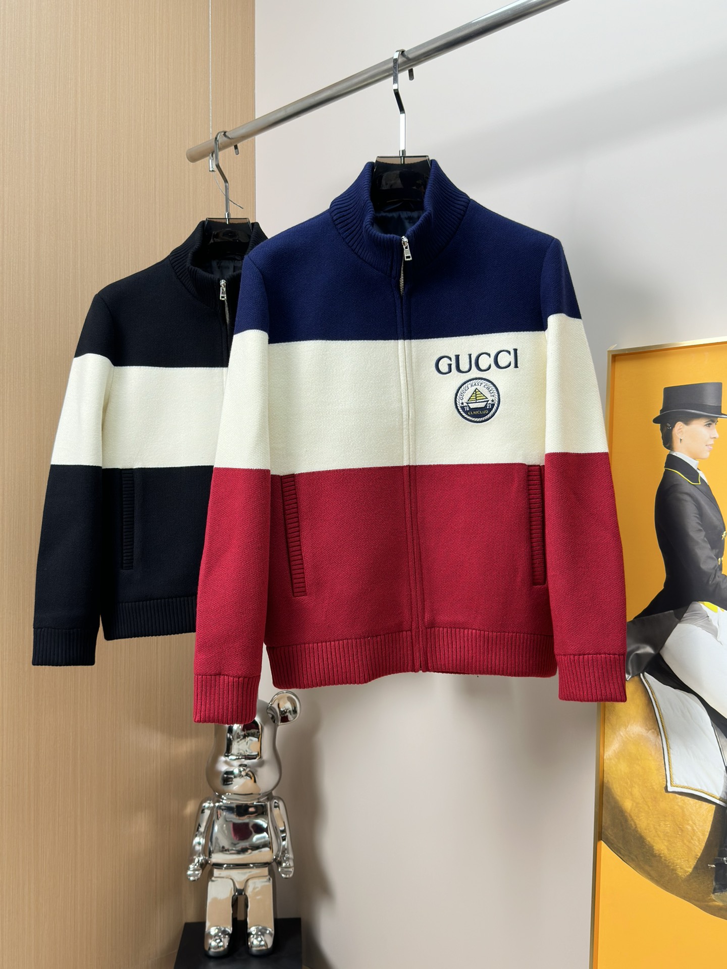 NO:549345,GUC*Ancient*Qi 2028FW autumn and winter new thickened knitted stand-collar zipper cardigan jacket, trading company channels are available and will be sold on the official website at the same time!  The classic red, green, white, blue and black contrasting colors are spliced ​​with new design elements, interpreting the classic and fashionable autumn and winter outfits, and also showing the wearer's taste tone!  Exclusive custom fabrics that are comfortable and stylish!  The classic contrasting color design runs through the entire piece, not only decorative, but also highlights the brand's unique style and historical heritage!  The style adopts a tailoring method that fits the human body curve, and the style design focuses on details to ensure the fit and comfort when worn!  The fabric has undergone special processing, plaid-to-flower cutting, infrared positioning, plaid cutting and sewing, etc., to ensure the precise alignment of the pattern and the high quality of the garment!  Size: 48-56, gucci, jackets & coats, alexander wang19860909GUC*古*齐 2028FW秋冬新款加厚针织立领拉链开衫外套, 贸易公司渠道稀出,同步官网发售！经典红绿白蓝黑撞色拼接全新设计元素,演绎经典且时髦的秋冬穿搭造型,同时也展现出着穿者的品位调性！ 独家定制面料,既舒适又时尚！经典的撞色设计贯穿整件,不仅具有装饰性,还彰显了品牌的独特风格和历史传承！版型上采用贴合人体曲线的剪裁方式,版型设计注重细节处理,确保穿着时的合身度和舒适度！面料经过特殊工艺处理,格纹对花裁剪、红外线定位对格裁剪及缝纫等,以确保图案的精确对齐和成衣的高品质！尺码:48-56,,gucci,jackets & coats,alexander wang,Men's clothing