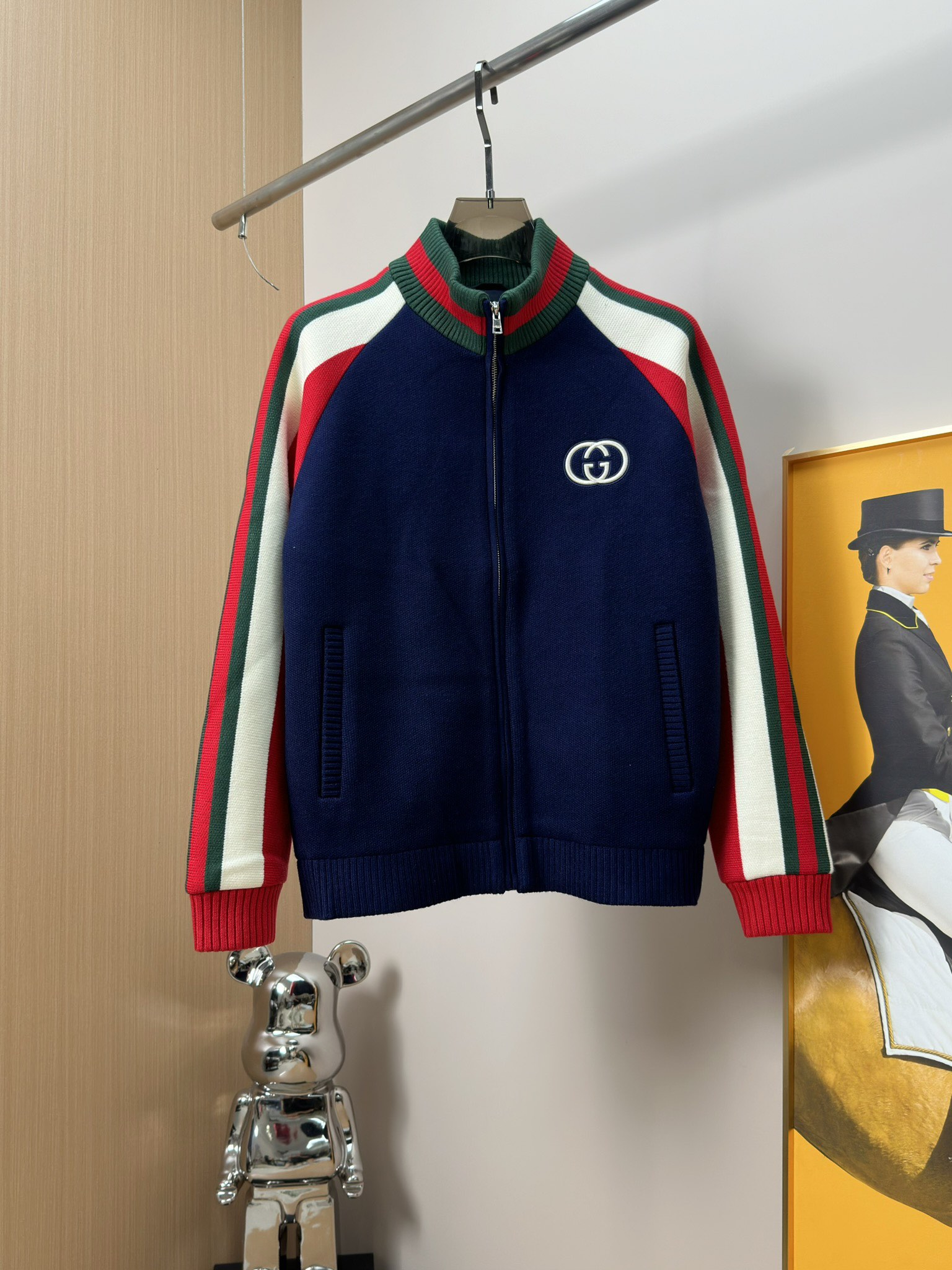 NO:549341,GUC*Ancient*Qi 2028FW autumn and winter new thickened knitted stand-collar zipper cardigan jacket, trading company channels are available and will be sold on the official website at the same time!  The classic contrasting colors are spliced ​​with new design elements, interpreting the classic and fashionable autumn and winter outfits, and also showing the wearer's taste tone!  Exclusive custom fabrics that are comfortable and stylish!  The classic contrasting color design runs through the entire piece, not only decorative, but also highlights the brand's unique style and historical heritage!  The style adopts a tailoring method that fits the human body curve, and the style design focuses on details to ensure the fit and comfort when worn!  The fabric has undergone special processing, plaid-to-flower cutting, infrared positioning, plaid cutting and sewing, etc., to ensure the precise alignment of the pattern and the high quality of the garment!  Size: 48-56, gucci, jackets & coats, alexander wang19860909GUC*古*齐 2028FW秋冬新款加厚针织立领拉链开衫外套, 贸易公司渠道稀出,同步官网发售！经典撞色拼接红绿条全新设计元素,演绎经典且时髦的秋冬穿搭造型,同时也展现出着穿者的品位调性！ 独家定制面料,既舒适又时尚！经典的撞色设计贯穿整件,不仅具有装饰性,还彰显了品牌的独特风格和历史传承！版型上采用贴合人体曲线的剪裁方式,版型设计注重细节处理,确保穿着时的合身度和舒适度！面料经过特殊工艺处理,格纹对花裁剪、红外线定位对格裁剪及缝纫等,以确保图案的精确对齐和成衣的高品质！尺码:48-56,,gucci,jackets & coats,alexander wang,Men's clothing