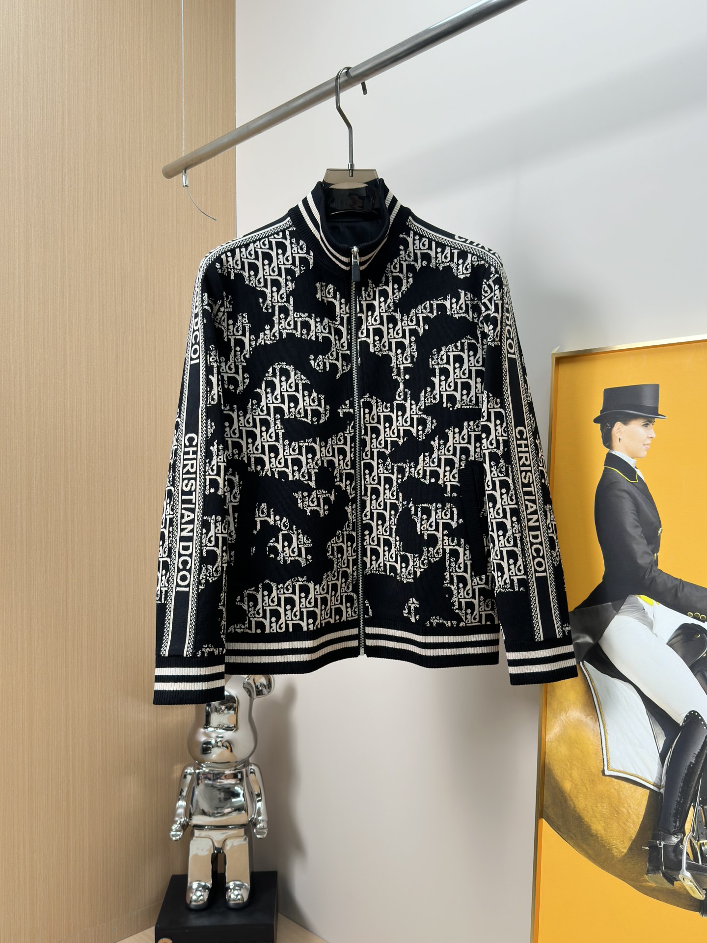 NO:549314,Dio*Di*Ao 2025F/W autumn and winter men's high-end simple stand collar knitted jacket, Hong Kong foreign company channel goods, pure blood quality, 25-year autumn and winter new style, classic ace series!  A high-end, luxurious and platinum-grade zippered knitted jacket, the whole jacquard logo design perfectly integrates Italian aesthetics, and inherits the genes of the D family, taking the minimalist route, which conforms to the modern urban aesthetics!  Customers supply top-level anti-spilling fabrics, selected high-quality cotton raw materials in the Nile area, and after a century-old workshop, they are made of weaving and dyeing, transforming the fabric into invincible comfort, and are treated with exclusive technology. They are excellent in skin-friendly and enjoyable. In addition, they have a lot of cotton feel and are breathable!  The details and craftsmanship are extremely exquisite, the color matching is mature and versatile, which is in line with everyday outfits, and the space for mixing and matching is extremely high. You can use any occasion to do business and leisure. The trendy outfits are also very fashionable. The wardrobe is excellent for leisure and high attendance, and everyone has one!  Size M-3xL,,dior,dior,jackets & coats,jackets & coats,alexander wang19860909Dio*迪*奥2025F/W秋冬男士高端简约立领针织夹克外套,香港洋行渠道货,纯正血统品质,25年秋冬 新款,经典王牌系列！ 高端奢华且白金级的一款拉链针织夹克外套,通体的提花logo设计完美融合意式美学,且传承了D家族的基因,走极简主义的路线,符合现代都市审美！ 客供进口顶级抗起球面料,甄选尼罗河区域光照极好的上等棉花原料,经过百年工坊重磅定织定染而成,将面料蜕变成无敌舒适,采用独家工艺处理 亲肤性绝佳享受,此外棉感十足,透气性优越！ 细节工艺极为考究,配色轻熟百搭,符合日常各种穿搭,混搭兼容空间极高,驾驭任何场合,商务休闲皆可,出街潮搭亦非常时尚,衣橱休闲绝佳的高出勤率,人手一件！尺码M-3xL,,dior,dior,jackets & coats,jackets & coats,alexander wang,Men's clothing