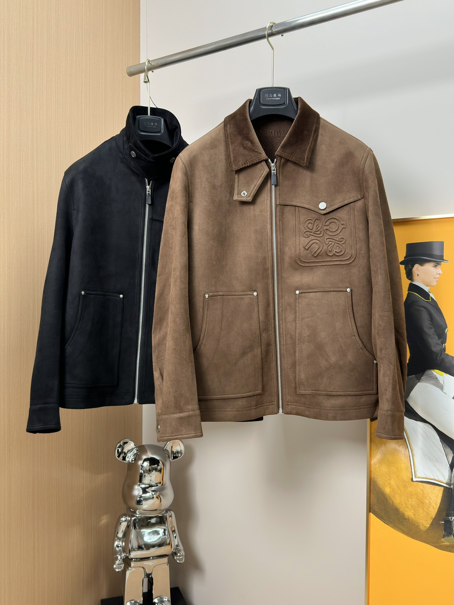 NO:549319,Loe*e*e*Yiwei 2025F/W Men's spliced ​​collar casual and fashionable fur jacket. When the classic motorcycle jacket meets the ingenuity of a high-end workshop, this fur lapel jacket jacket becomes the eternal medal of the contemporary gentleman's wardrobe. The natural plush texture is warm as grease, but it is quite wide and stylish. Every inch of the texture records the original vitality of time. The innovative lapel design breaks the shackles of tradition. The fleece neckline outlines the shoulder and neck lines with three-dimensional cuts. The exquisite balance between lazy, rough and refined elegance. The hardware uses old matte silver buckles and zippers, echoing the low-key edge of 1V high-end products in the details. Size 48-56,,loewe, jackets & coats, jackets & coats, alexander wang19860909Loe*e罗*意威 2025F/W男士拼接领休闲时尚翻毛皮夹克外套, 当经典机车夹克邂逅高级工坊的匠心,这件翻毛皮翻领夹克外套便成为当代绅士衣橱的**永恒勋章**.天然毛绒肌理,触手温润如脂,垂坠却挺阔有型,每一寸纹理都记录着时光沉淀的原始生命力. 创新翻领设计打破传统桎梏**外翻绒面领口以立体剪裁勾勒肩颈线条**在慵懒粗犷与精致优雅间取得精妙平衡.五金件选用做旧哑光银扣和拉链,于细节处呼应1V高级制品的低调锋芒.尺码48-56,,loewe,jackets & coats,jackets & coats,alexander wang,Men's clothing