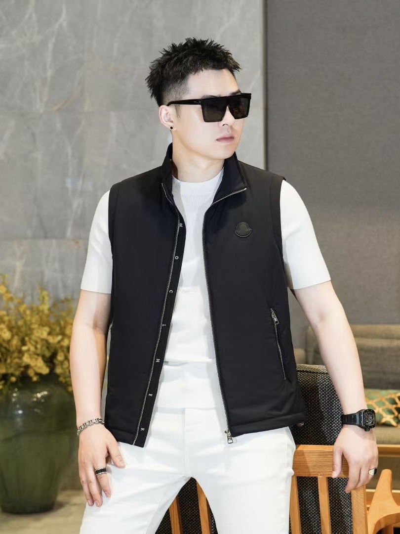 NO:570645,Moncle*Moncle*Mou 2025F/W new autumn and winter men's silk cotton stand-up collar business casual versatile vest. Hong Kong Matheson channel product. Extremely comfortable top-grade fabrics, breathable fabrics, excellent breathability, a unique and disruptive fabric type on the market!  The details are excellent and craftsmanship is evident everywhere. The accessories are all customized and the fashionable stand-up collar design is suitable for various daily wear and can be used in any occasion, including business commuting, leisure outings, outdoor sports, etc. The upper body effect is smart and stylish, and the wardrobe is perfect for business and casual wear and high attendance rate!  A treasure-level functional equipment that combines fashion sense and technology sense to create a unique styling item. The overall silhouette tends to be minimalist and is extremely practical!  Size M-3XL,,alexander wang19860909Moncle*蒙*口2025F/W秋冬新款男士蚕丝棉立领商务休闲百搭马甲背心. 香港洋行渠道货.极为舒适的顶级面料,会呼吸的面料,透气性极佳,属于市面独一无二的颠覆性面料类型！细节极为出色,处处彰显出匠心工艺,辅料皆为专属定制,时尚立领设计,符合日常各种穿搭,驾驭任何场合,商务通勤、出街休闲、户外运动等,上身效果干练有型,衣橱商务休闲绝佳的高出勤率！集时装感与科技感的一款宝藏级功能型装备,塑造出别具一格的造型单品,整体的轮廓趋于简约派,实穿性极强！尺码M-3XL,,alexander wang,Men's clothing