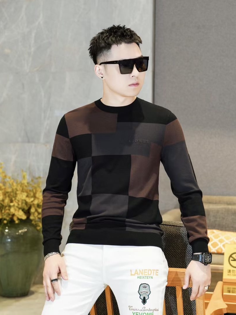 NO:549258,Loe*e Luo* Yiwei 2025FW men's round neck long-sleeved sweater base shirt, urban fashion trendy age-reducing wear artifact!  The classic and fashionable feel is very strong, and the beautiful and fashionable color combination will lead the trend of the times. Immerse yourself in the colorful autumn slow-tuning time, whoever wears it will be handsome!  New Trading Company channel goods, easy to wear, practical style, can be worn alone or inside, versatile and fashionable style, and the texture is even better. It is selected and mixed and matched with imported wool mulberry silk. It feels delicate and soft, skin-friendly and comfortable without tying. It is extremely comfortable whether it is worn alone or inside. It is minimalist and highlights temperament. Daily outfits are casual and unique. It is slim and not tight, and it is highly elastic on all sides. It is definitely a very comfortable upper body experience. It is a magical item to wear in winter!  The wiring is neat, the details are exquisite, the upper body is very effective, there is no age limit, and it is a boutique on the entire network!  Size M-3XL, loewe, alexander wang19860909Loe*e罗*意威 2025FW秋冬男士圆领长袖羊毛衫打底衫,都市时尚潮流减龄穿搭神器！经典时尚感非常强,靓丽时尚颜色搭配,简简单单就给你引领了时代的潮流,沉浸多彩秋日慢调时光,谁穿谁帅气！ 新贸易公司渠道货,好穿的实用派,可单穿可内搭,万能时尚百搭款式,质感更是一级棒,甄选进口绵羊毛桑蚕丝混搭定织而成,手感细腻柔软,亲肤舒适不扎人,无论单穿还是内搭都极为舒适,极简凸显气质,日常穿搭随意又不乏个性.修身不紧身,四面高弹,绝对是非常舒适的上身体验感,入冬内搭神物单品！走线工整,细节精湛上身效果十分出色,无年龄层次限定,傲视全网的精品！ 尺码M-3XL,,loewe,alexander wang,Men's clothing