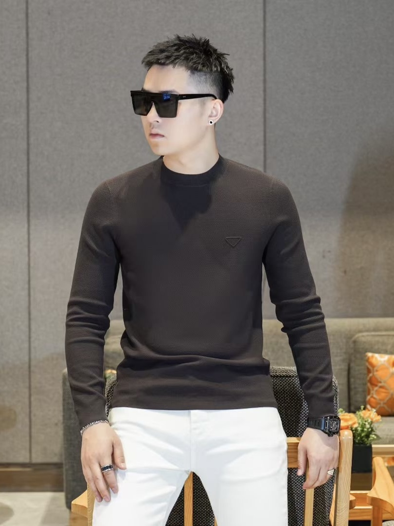 NO:549268,PRA*Pu & Lada 2025FW autumn and winter men's round neck long-sleeved sweater base shirt, urban fashion trendy age-reducing wear artifact!  The classic and fashionable feel is very strong, and the beautiful and fashionable color combination will lead the trend of the times. Immerse yourself in the colorful autumn slow-tuning time, whoever wears it will be handsome!  New Trading Company channel goods, easy to wear, practical style, can be worn alone or inside, versatile and fashionable style, and the texture is even better. It is selected and mixed and matched with imported wool mulberry silk. It feels delicate and soft, skin-friendly and comfortable without tying. It is extremely comfortable whether it is worn alone or inside. It is minimalist and highlights temperament. Daily outfits are casual and unique. It is slim and not tight, and it is highly elastic on all sides. It is definitely a very comfortable upper body experience. It is a magical item to wear in winter!  The wiring is neat, the details are exquisite, the upper body is very effective, there is no age limit, and it is a boutique on the entire network!  Size M-3XL, prada, alexander wang19860909PRA*普&拉达 2025FW秋冬男士圆领长袖羊毛衫打底衫,都市时尚潮流减龄穿搭神器！经典时尚感非常强,靓丽时尚颜色搭配,简简单单就给你引领了时代的潮流,沉浸多彩秋日慢调时光,谁穿谁帅气！ 新贸易公司渠道货,好穿的实用派,可单穿可内搭,万能时尚百搭款式,质感更是一级棒,甄选进口绵羊毛桑蚕丝混搭定织而成,手感细腻柔软,亲肤舒适不扎人,无论单穿还是内搭都极为舒适,极简凸显气质,日常穿搭随意又不乏个性.修身不紧身,四面高弹,绝对是非常舒适的上身体验感,入冬内搭神物单品！走线工整,细节精湛上身效果十分出色,无年龄层次限定,傲视全网的精品！ 尺码M-3XL,,prada,alexander wang,Men's clothing