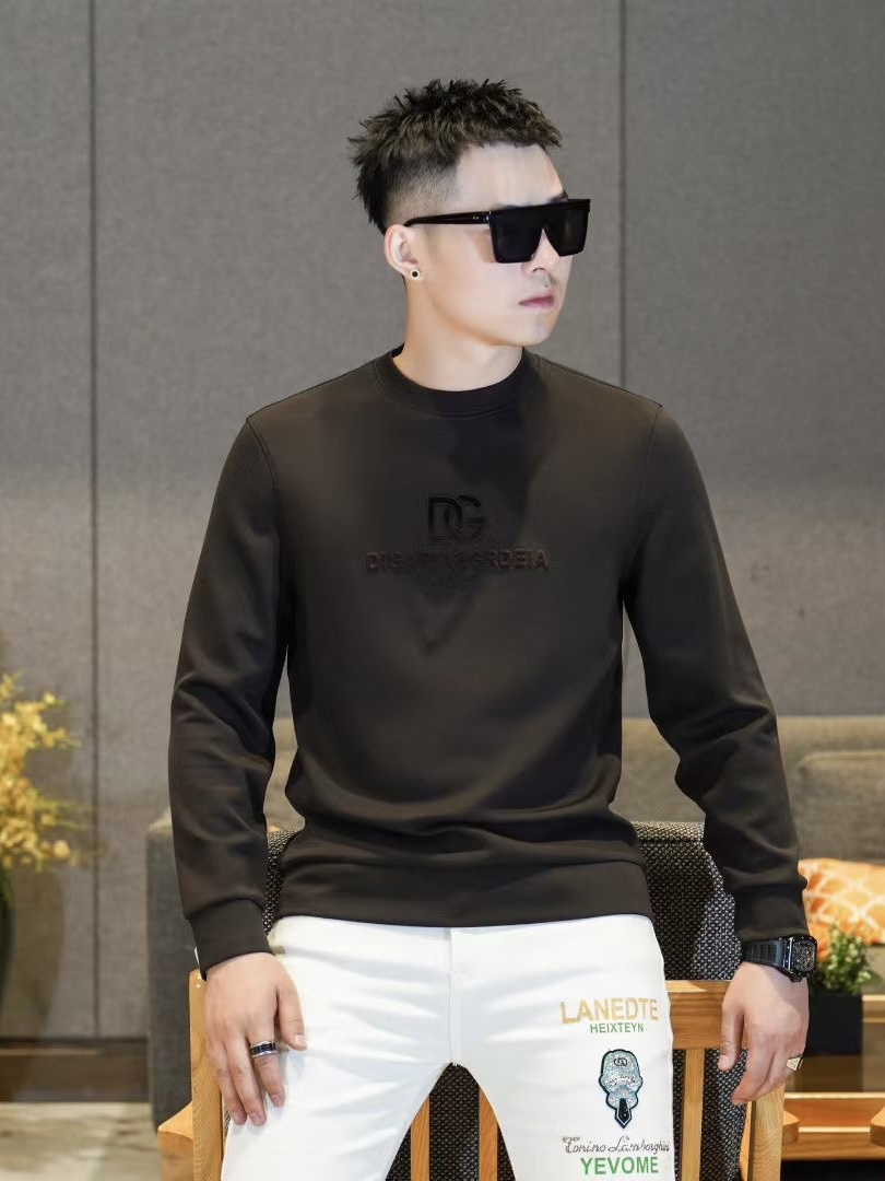 NO:549278,Dolc&Gabban*Dolc&Gabbana 25F/W autumn and winter men's fashionable and casual long-sleeved sweatshirt, classic and versatile and casual match!  Can be worn inside, can be worn alone!  The style is simple and elegant, and it is easy to match. It is a must-have for men's wardrobe. It is definitely high-quality, with very good details and better comfort, allowing you to easily feel the skin-friendly texture!  Made of high-quality modal blended materials, the fabric feels delicate and soft and textured, and is extremely delicate and soft in close-fitting. The brand letter logo pattern decorative design on the chest is very beautiful, craftsmanship, showing extraordinary taste. There is no need to say much about high-end and specifications, perfectly demonstrating its top luxury brand identity symbol!  The basic slim fit is cut, and it is very handsome whether it is worn alone or in the inner wear!  Size is larger: 48~56 Max 190 catties, Dolce & Gabbana, hoodie, sweatshirts, alexander wang19860909Dolc&Gabban*杜嘉班纳25F/W秋冬男士时尚休闲长袖卫衣,经典百搭随意搭配！可内搭,可单穿！款式简洁大方,挺好搭配,男人衣橱必备款,绝对都是高品质,细节相当到位舒适感更佳,让你轻松感受亲肤质感！ 精选优质莫代尔混纺材质制作而成,面料手感细腻柔软很有质感,贴身穿着极致细腻软糯.胸前品牌字母logo图案装饰造型设计,很有美感,匠心之作,彰显不凡的品味.高级与规格感更是无需多言,完美彰显出它顶级奢华的品牌身份象征！修身合体的基础版型裁剪,无论是单穿还是内搭都帅气十足！ 尺码偏大:48～56最大190斤,,Dolce&Gabbana,hoodie,sweatshirts,alexander wang,Men's clothing