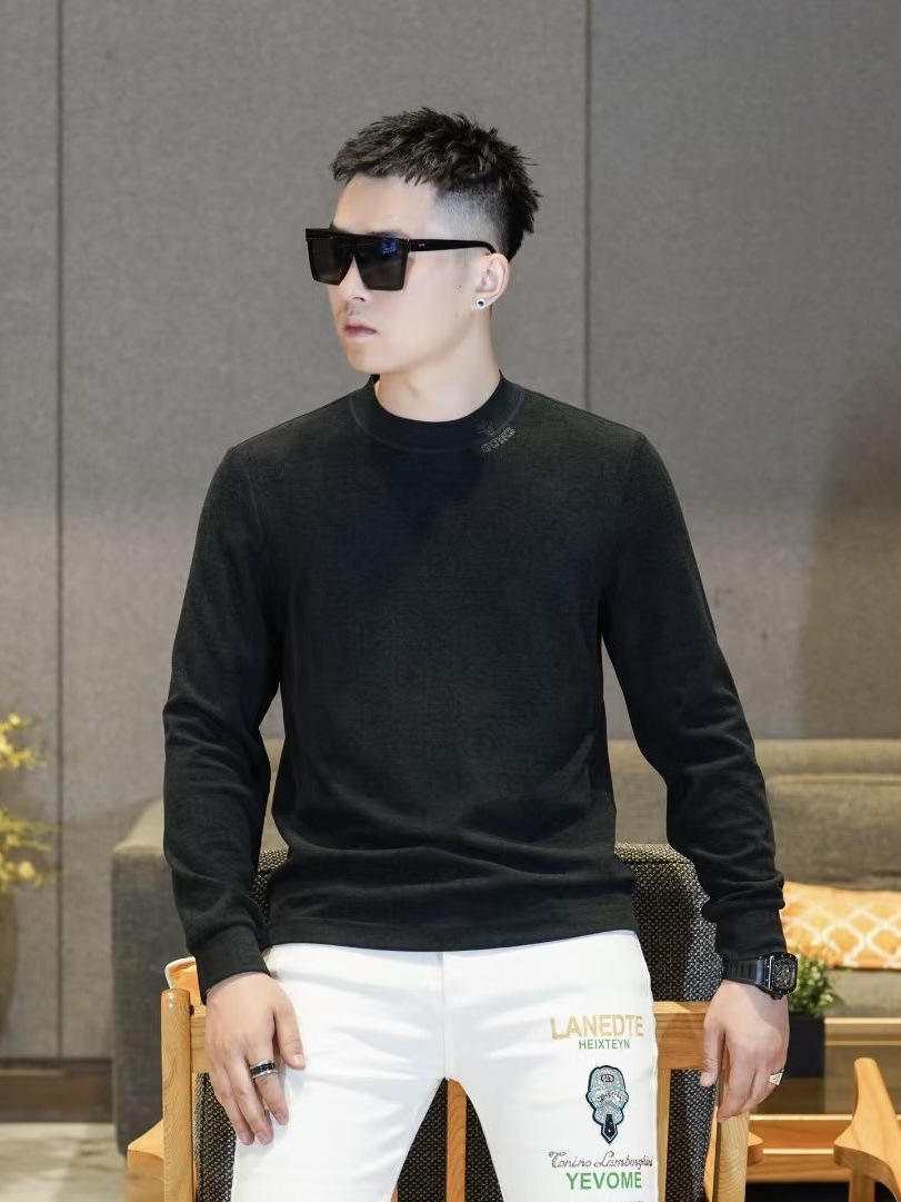 NO:549283,Guc*古*奇 2025F/W new round neck long-sleeved bottoming shirt for autumn and winter, a must-have for urban fashion and casual wardrobe, solid color, simple, fashionable and versatile, a short-sleeved shirt with top-notch appearance and fabric technology, which will make you unforgettable!  Whether worn outside or inside, it shows fashionable vitality in daily casual life. High-end customized fabrics, soft and comfortable as baby skin, and extremely skin-friendly when worn next to the body!  The exquisite and beautiful embroidered LOGO on the neckline and the jacquard decorative design of the brand logo on the whole body are low-key, luxurious and representative. Needless to say, the sense of high-end and standard perfectly demonstrates its luxurious brand status symbol!  Slim-fitting basic cut, classic and fashionable round neck design, simple and elegant, easy to control regardless of age and figure, and enhance the charm of men. It is handsome whether worn alone or as an inner layer. Half-sleeved bottoming is a must-have in autumn and winter. I recommend that all men buy more colors!  Size M-3XL,,gucci,T-shirt,alexander wang19860909Guc*古*齐 2025F/W秋冬新款圆领长袖打底衫,都市时尚休闲款衣橱必备款,纯色简约时尚百搭款,品相与面料工艺都极为拔尖的一款短袖,让你过目难忘！无论是外穿还是内搭日常休闲生活中展现时尚活力. 高端定制面料,手感柔软如婴儿肌肤般舒适,贴身穿着极致亲肤！领口精致唯美的刺绣LOGO徽标,通体品牌logo提花装饰设计点缀,低调奢华又具有代表性.高级与规格感更是无需多言,完美彰显出它奢华的品牌身份象征！修身合体的基础版型裁剪,经典时尚的圆领设计,简洁大方得体,不挑年龄身材,轻松驾驭,提升男士魅力格调.无论是单穿还是内搭都帅气十足,秋冬季必备半袖打底 推荐各位男士直接多入几色！ 尺码M-3XL,,gucci,T-shirt,alexander wang,Men's clothing