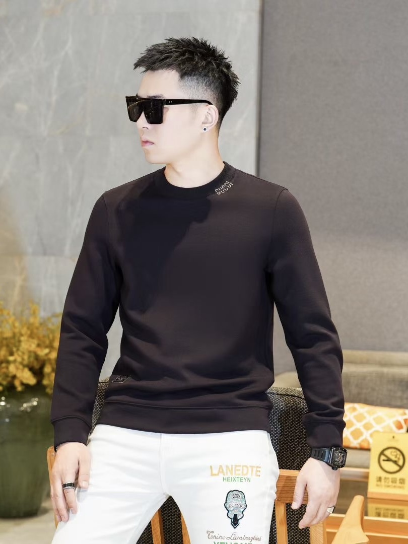 NO:549255,GUC* ancient* 25F/W autumn and winter men's fashionable and casual long-sleeved sweatshirt, classic and versatile and casual match!  Can be worn inside, can be worn alone!  The style is simple and elegant, and it is easy to match. It is a must-have for men's wardrobe. It is definitely high-quality, with very good details and better comfort, allowing you to easily feel the skin-friendly texture!  Made of high-quality modal cashmere blended material, the fabric feels delicate and soft and textured, and is extremely delicate and soft in close-fitting. The brand letter logo pattern decorative design on the chest is very beautiful, craftsmanship, showing extraordinary taste. There is no need to say much about high-end and specifications, perfectly demonstrating its top luxury brand identity symbol!  The basic slim fit is cut, and it is very handsome whether it is worn alone or in the inner wear!  size48～56, gucci, hoodie, sweatshirts, alexander wang19860909GUC*古*齐 25F/W秋冬男士时尚休闲长袖卫衣,经典百搭随意搭配！可内搭,可单穿！款式简洁大方,挺好搭配,男人衣橱必备款,绝对都是高品质,细节相当到位舒适感更佳,让你轻松感受亲肤质感！ 精选优质莫代尔羊绒混纺材质制作而成,面料手感细腻柔软很有质感,贴身穿着极致细腻软糯.胸前品牌字母logo图案装饰造型设计,很有美感,匠心之作,彰显不凡的品味.高级与规格感更是无需多言,完美彰显出它顶级奢华的品牌身份象征！修身合体的基础版型裁剪,无论是单穿还是内搭都帅气十足！ size48～56,,gucci,hoodie,sweatshirts,alexander wang,Men's clothing