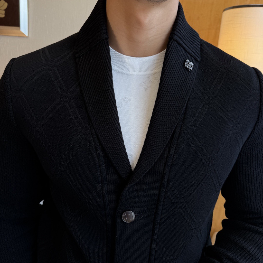 BURBER*巴*宝莉 2025F/W 秋冬新款男士青果领针织夹克外套。专柜在售爆款单品，各大时尚买手明星人手一件的百搭单品。简单时尚甚是好看，上身绅士范十足。整件外套不单纹理工艺精美，走线更是精工细作均匀整齐。整体美观大方保证了衣服的廓形不易变形。高端定制面料，既不会很宽松也不会很紧绷，恢复性非常好。秋冬御寒与时尚兼备的一款时装单品。尺码：M-3XL D10046-P425
