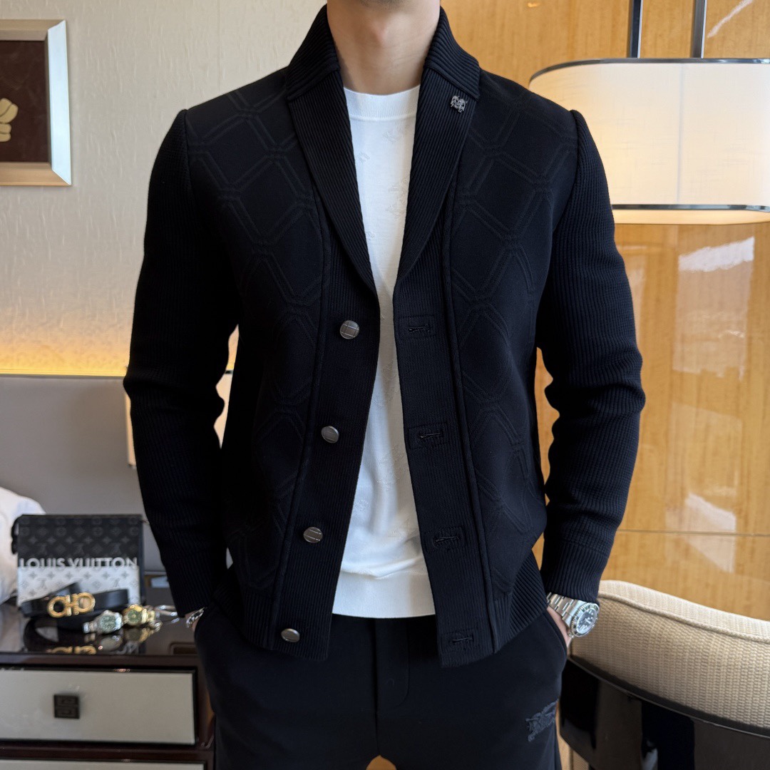 BURBER*巴*宝莉 2025F/W 秋冬新款男士青果领针织夹克外套。专柜在售爆款单品，各大时尚买手明星人手一件的百搭单品。简单时尚甚是好看，上身绅士范十足。整件外套不单纹理工艺精美，走线更是精工细作均匀整齐。整体美观大方保证了衣服的廓形不易变形。高端定制面料，既不会很宽松也不会很紧绷，恢复性非常好。秋冬御寒与时尚兼备的一款时装单品。尺码：M-3XL D10046-P425