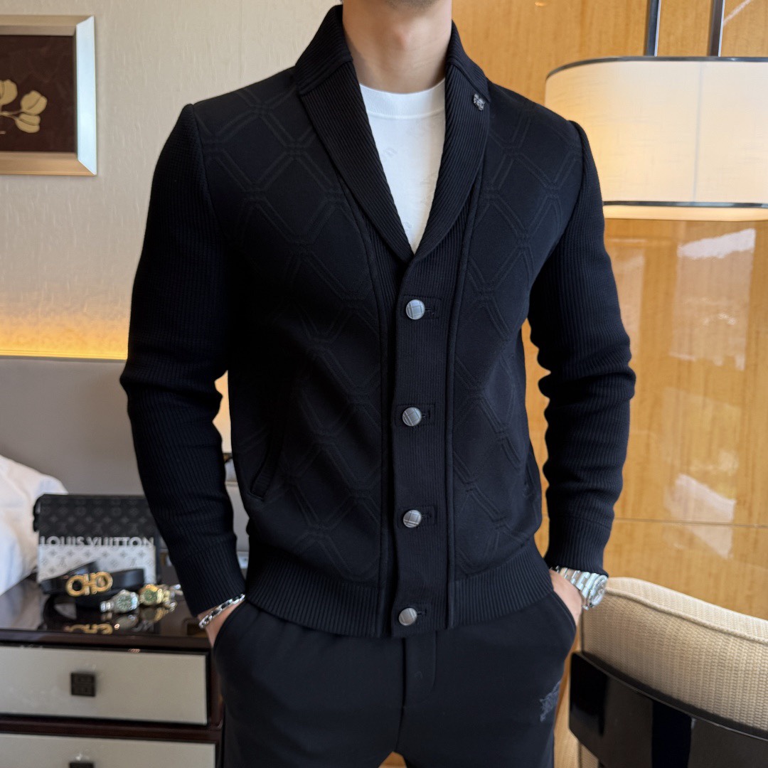 BURBER*巴*宝莉 2025F/W 秋冬新款男士青果领针织夹克外套。专柜在售爆款单品，各大时尚买手明星人手一件的百搭单品。简单时尚甚是好看，上身绅士范十足。整件外套不单纹理工艺精美，走线更是精工细作均匀整齐。整体美观大方保证了衣服的廓形不易变形。高端定制面料，既不会很宽松也不会很紧绷，恢复性非常好。秋冬御寒与时尚兼备的一款时装单品。尺码：M-3XL D10046-P425