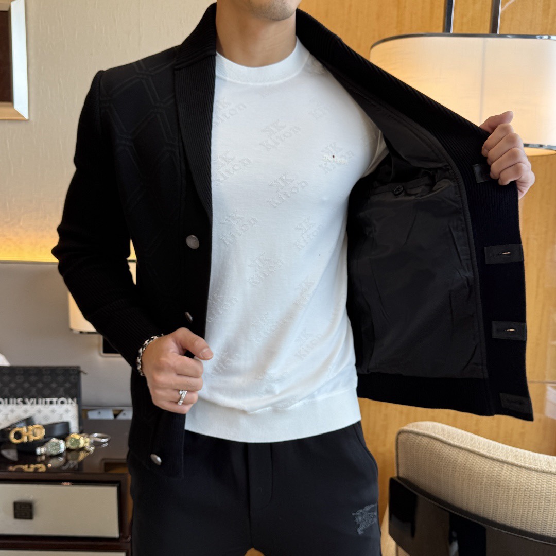 BURBER*巴*宝莉 2025F/W 秋冬新款男士青果领针织夹克外套。专柜在售爆款单品，各大时尚买手明星人手一件的百搭单品。简单时尚甚是好看，上身绅士范十足。整件外套不单纹理工艺精美，走线更是精工细作均匀整齐。整体美观大方保证了衣服的廓形不易变形。高端定制面料，既不会很宽松也不会很紧绷，恢复性非常好。秋冬御寒与时尚兼备的一款时装单品。尺码：M-3XL D10046-P425