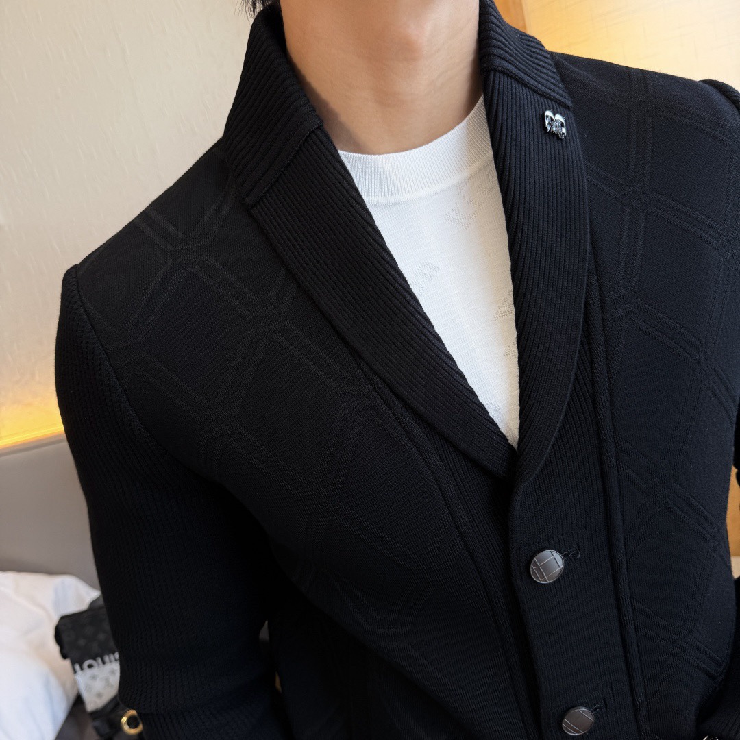 BURBER*巴*宝莉 2025F/W 秋冬新款男士青果领针织夹克外套。专柜在售爆款单品，各大时尚买手明星人手一件的百搭单品。简单时尚甚是好看，上身绅士范十足。整件外套不单纹理工艺精美，走线更是精工细作均匀整齐。整体美观大方保证了衣服的廓形不易变形。高端定制面料，既不会很宽松也不会很紧绷，恢复性非常好。秋冬御寒与时尚兼备的一款时装单品。尺码：M-3XL D10046-P425