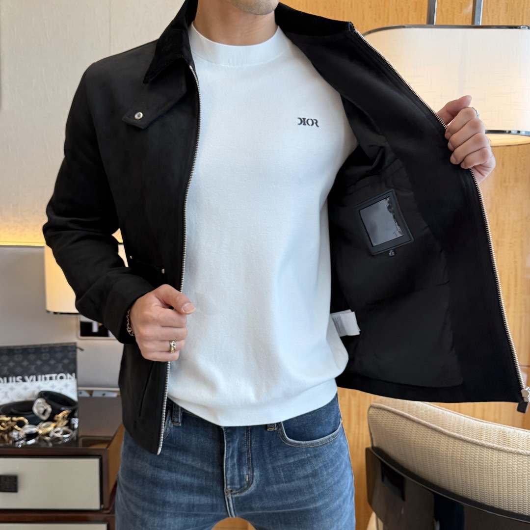 Loe*e罗*意威  2025F/W男士拼接领休闲时尚翻毛皮夹克外套，

当经典机车夹克邂逅高级工坊的匠心，这件翻毛皮翻领夹克外套便成为当代绅士衣橱的**永恒勋章**。天然毛绒肌理，触手温润如脂，垂坠却挺阔有型，每一寸纹理都记录着时光沉淀的原始生命力。

创新翻领设计打破传统桎梏：**外翻绒面领口以立体剪裁勾勒肩颈线条**在慵懒粗犷与精致优雅间取得精妙平衡。五金件选用做旧哑光银扣和拉链，于细节处呼应1V高级制品的低调锋芒。尺码：48-56 20066-P385