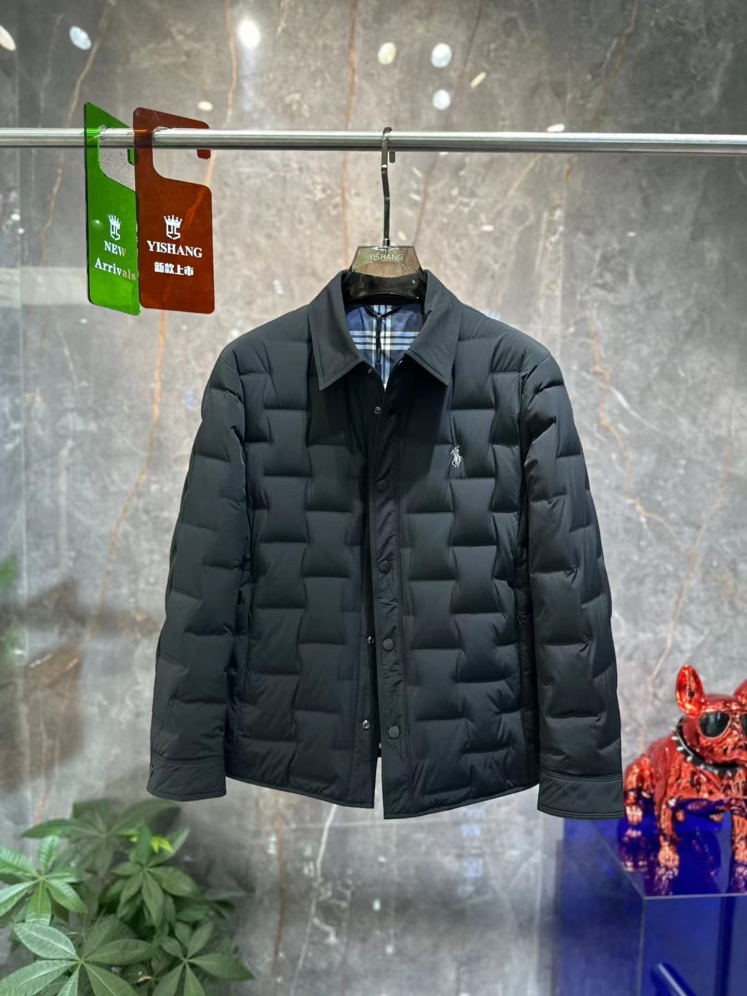 NO:623342,ralph lauren  2025F/W autumn and winter popular fashion casual down jacket with lapel embossed nameplate badge. High-tech direct-fill fabric specially supplied from Italy. It is waterproof and windproof and functional to more effectively ensure the prevention of linting. The interior is filled with 90% imported white down and 10% feathers, which is light, warm and comfortable.  Suitable, heavy craftsmanship design, the materials used are very sophisticated, the workmanship is first-class, and it is definitely comparable to the counters. The vest is the star of versatile matching. It can be mixed and matched with shirts, T-shirts, sweatshirts, and jeans, whether it is rigorous or casual. No matter how you style it, you can't hide your unique style!  Size M-3XL,,hoodie,sweatshirts,jackets & coats,shirts,tees,t-shirt,down jacket,alexander wang19860909拉夫劳伦 2025F/W秋冬爆款时尚休闲翻领压花铭牌徽章羽绒服外套,意大利特供高科技直充面料,在防水防风的功能性上更有效的保证了防止钻毛现象.内里90进口白羽绒填充10羽毛,轻盈保暖舒适,重工艺设计,用料可谓十分精良,车工走线一流,绝对可媲美专柜.马甲可谓是百变搭配之星,可混搭衬衫、T恤、卫衣、牛仔,即可严谨亦可休闲,不管怎样一种搭法,都掩饰不住独特的范儿！尺码M-3XL,,hoodie,sweatshirts,jackets & coats,shirts,tees，t-shirt,down jacket,alexander wang,Men's clothing