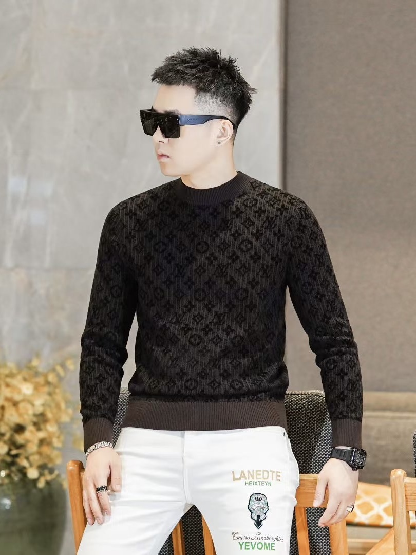 NO:614471,Loui*Vuitt*Donkey brand  2025 autumn and winter men's velvet sweater, a highly distinctive item, knitted fabric with a strong sense of craftsmanship, has the perfect characteristics of not pilling and not deforming, it is a classic series that must be released every autumn and winter, a super practical and versatile style. The selected custom velvet fabric is not only good in elasticity, but also feels very soft and delicate. The whole body LOGO is outlined, full of luxury. First-class Italian tailoring, full of urban gentleman temperament. Size M-3XL, Louis  vuitton,louis vuitton,sweaters,alexander wang19860909Loui*Vuitt*驴牌 2025秋冬款男士天鹅绒毛衣,高特征性的单品,工艺感较强的针织物,拥有着不起球,不变形的完美特性,是每年秋冬必出的一个经典系列,超实用百搭的一个款.精选定制天鹅绒面料,不但弹性好,而且手感十分柔软细腻.通体LOGO勾勒,奢华感十足.一流的意式剪裁,都市绅士气质范儿十足.尺码M-3XL,,louis vuitton,louis vuitton,sweaters,alexander wang,Men's clothing