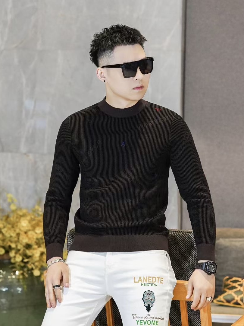 NO:614477,Hermès  The 2025 autumn and winter men's velvet sweater is a highly distinctive item and a knitted fabric with a strong sense of craftsmanship. It has the perfect characteristics of not pilling and not deforming. It is a classic series that must be released every autumn and winter. It is a super practical and versatile style. Selected custom velvet fabrics,  It not only has good elasticity, but also feels very soft and delicate. The whole body LOGO is outlined, and it is full of luxury. First-class Italian tailoring, full of urban gentleman style. Sizes M-3XL, hermes, sweaters, alexander  wang19860909爱玛仕 2025秋冬款男士天鹅绒毛衣,高特征性的单品,工艺感较强的针织物,拥有着不起球,不变形的完美特性,是每年秋冬必出的一个经典系列,超实用百搭的一个款.精选定制天鹅绒面料,不但弹性好,而且手感十分柔软细腻.通体LOGO勾勒,奢华感十足.一流的意式剪裁,都市绅士气质范儿十足.尺码M-3XL,,hermes,sweaters,alexander wang,Men's clothing