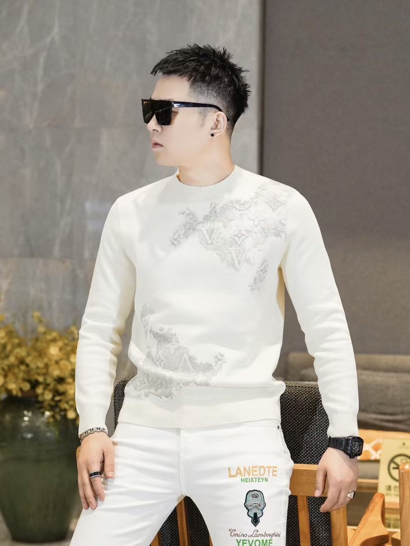 NO:614484,Loui*Vuitt*Donkey brand 2025FW autumn and winter men's round neck jacquard long-sleeved cardigan base layer shirt, urban fashion trend and age-reducing wear artifact!  The classic fashion sense is very strong, and the beautiful and fashionable color combinations can simply lead you to the trend of the times. Immerse yourself in the colorful autumn slow-down time, and whoever wears it will be handsome!  Products from the new trading company, easy to wear and practical, can be worn alone or layered, versatile fashionable and versatile style, the texture is first-class, it is made of imported sheep wool, mulberry silk and custom-woven, it feels delicate and soft, skin-friendly and comfortable without scratching, it is extremely comfortable whether worn alone or layered, the minimalist style highlights the temperament, daily wear is casual and individual. It is slim but not tight, with high elasticity on all sides, it is definitely a very comfortable upper body experience, a magical item to wear under winter!  The wiring is neat, the details are exquisite, and the upper body effect is very good. There is no age limit, and it is the best product on the Internet!  Size M-3XL,,louis vuitton,louis vuitton,alexander wang19860909Loui*Vuitt*驴牌 2025FW秋冬男士圆领提花长袖羊毛衫打底衫,都市时尚潮流减龄穿搭神器！经典时尚感非常强,靓丽时尚颜色搭配,简简单单就给你引领了时代的潮流,沉浸多彩秋日慢调时光,谁穿谁帅气！ 新贸易公司渠道货,好穿的实用派,可单穿可内搭,万能时尚百搭款式,质感更是一级棒,甄选进口绵羊毛桑蚕丝混搭定织而成,手感细腻柔软,亲肤舒适不扎人,无论单穿还是内搭都极为舒适,极简凸显气质,日常穿搭随意又不乏个性.修身不紧身,四面高弹,绝对是非常舒适的上身体验感,入冬内搭神物单品！走线工整,细节精湛上身效果十分出色,无年龄层次限定,傲视全网的精品！ 尺码M-3XL,,louis vuitton,louis vuitton,alexander wang,Men's clothing